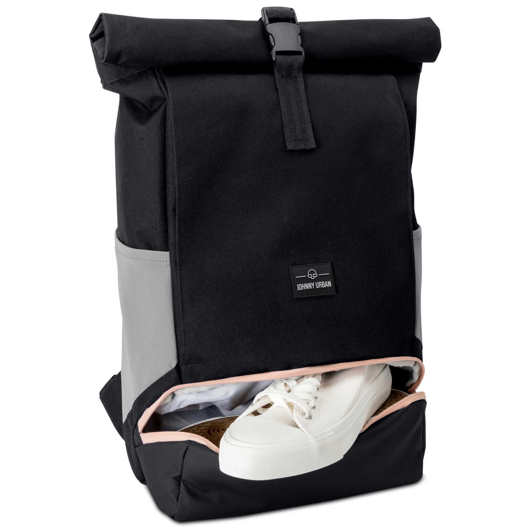 Schwarzer Rolltop Rucksack 'Allen Medium' von Johnny Urban mit seitlichen grauen Einsätzen und geöffnetem Schuhfach mit weißem Sneaker