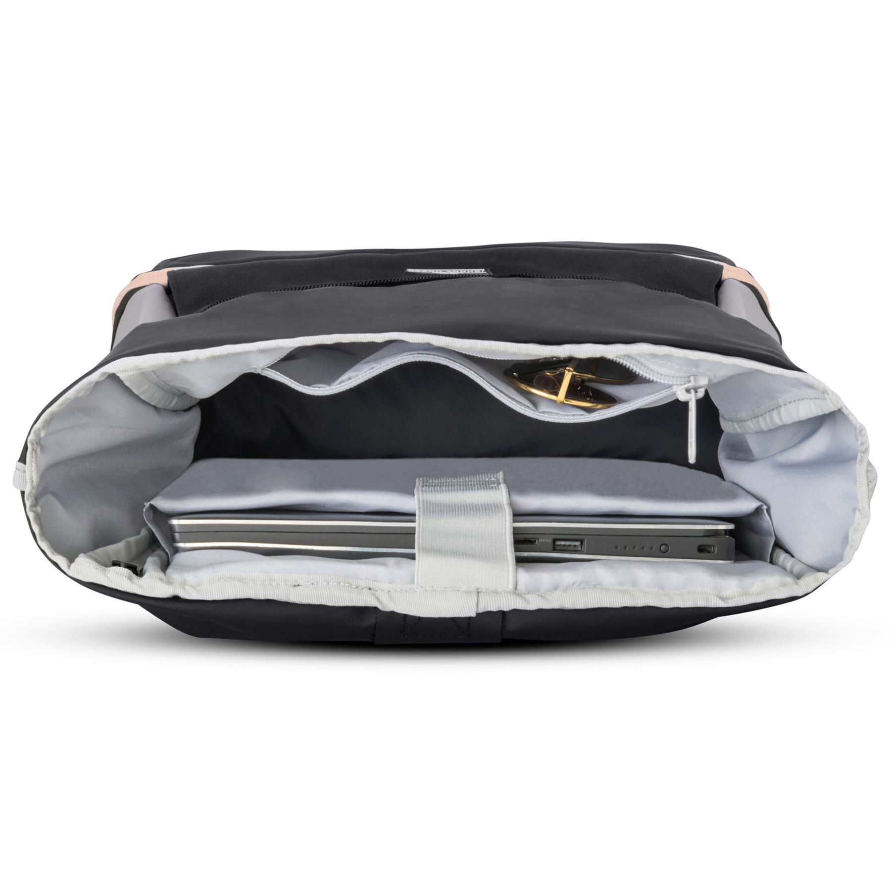 Geöffneter Johnny Urban Rolltop Rucksack 'Allen Medium' mit Laptop und Brille im Innenfach