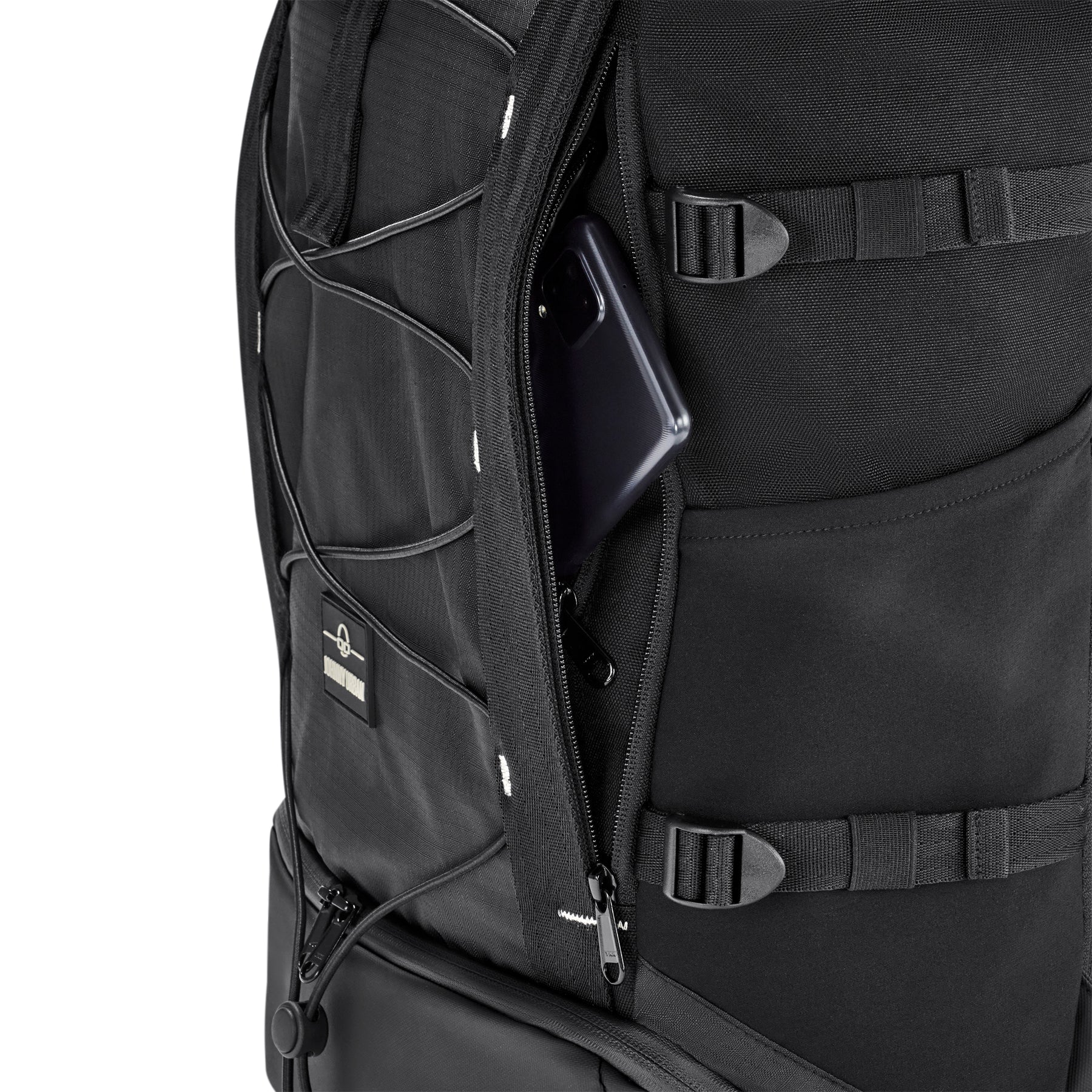 Schwarzer Rolltop Rucksack 'Allen Large Move' mit geöffnetem Geheimfach, in dem ein Smartphone steckt