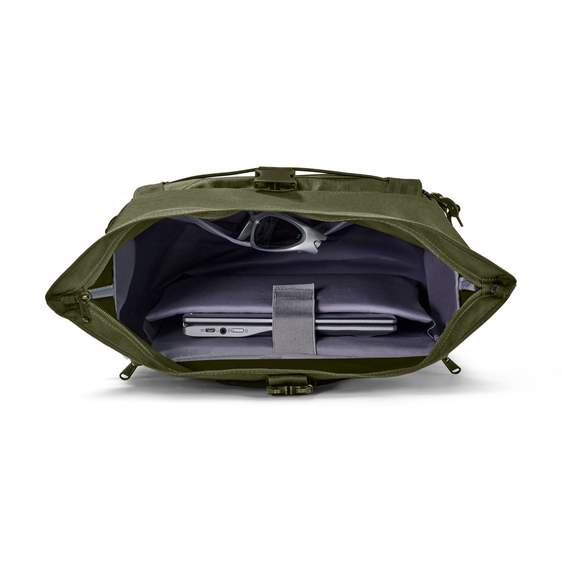 Olivefarbener Rolltop Rucksack Allen Large Move von Johnny Urban mit geöffnetem Laptopfach und Sonnenbrille innen