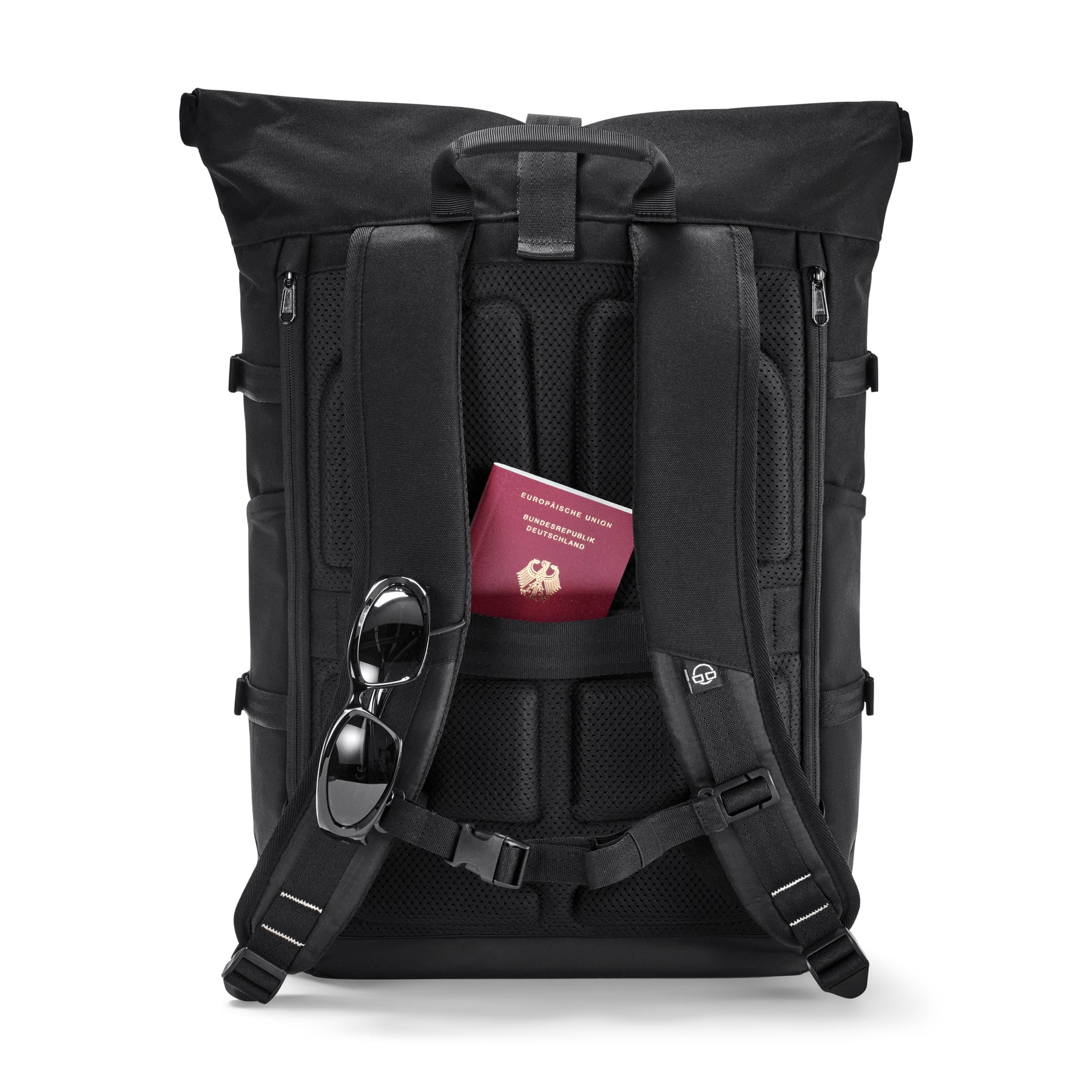 Schwarzer Rolltop-Rucksack 'Allen Large Move' mit gepolsterten ergonomischen Tragegurten, Reisepass in Rückenfach, Sonnenbrille am Gurt