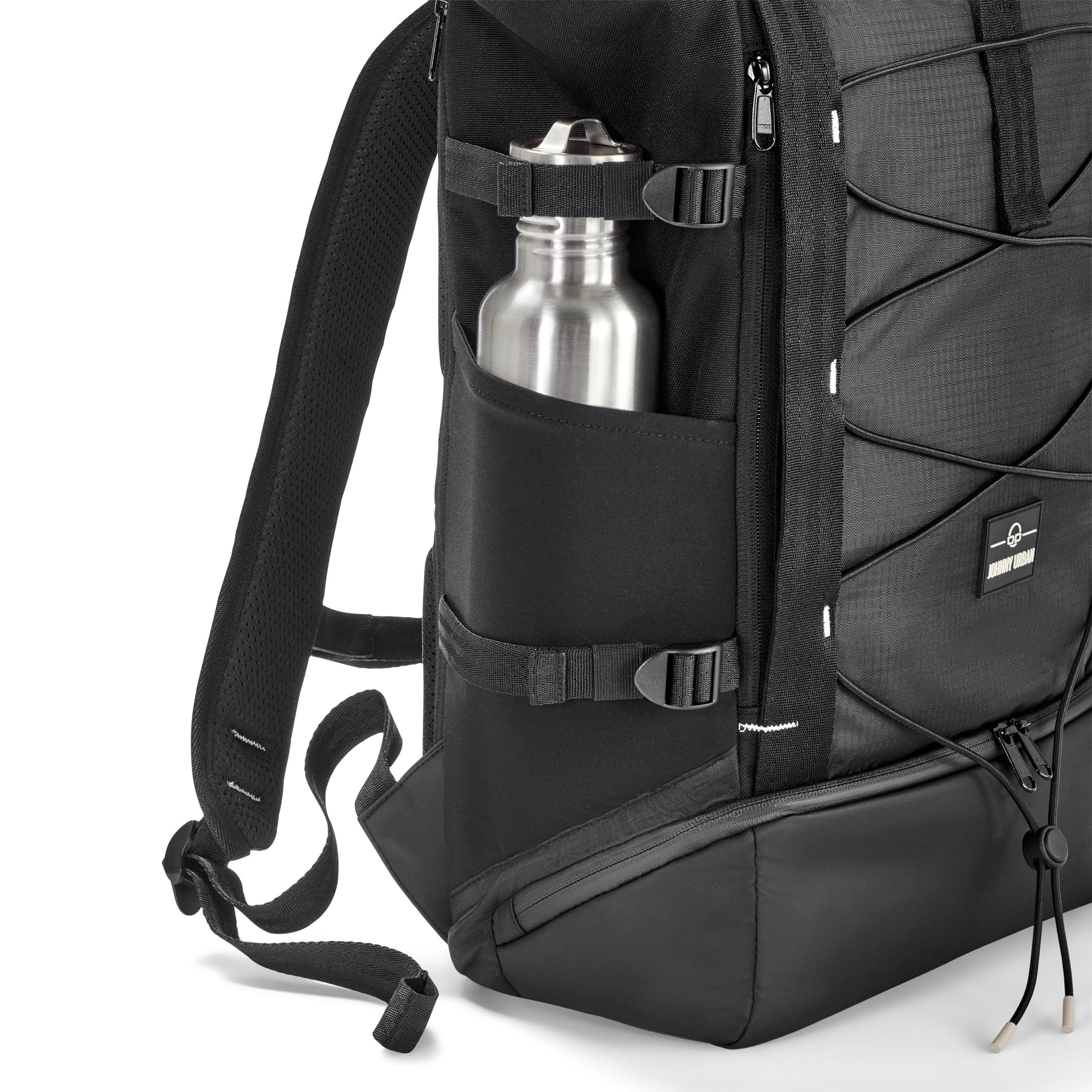 Rolltop Rucksack Allen Large Move in Schwarz mit seitlichem Fach, das eine silberne Trinkflasche hält