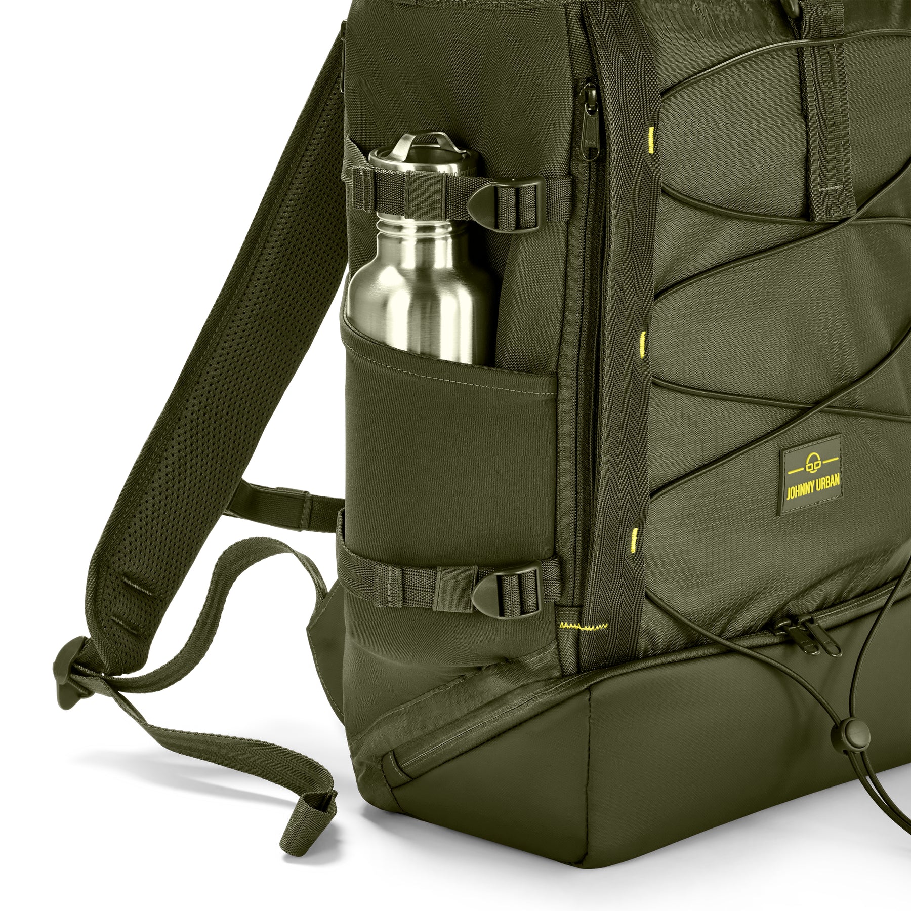 Seitenansicht des olivgrünen Rolltop Rucksack Allen Large Move von Johnny Urban mit Flaschenfach und verstellbarem Schultergurt