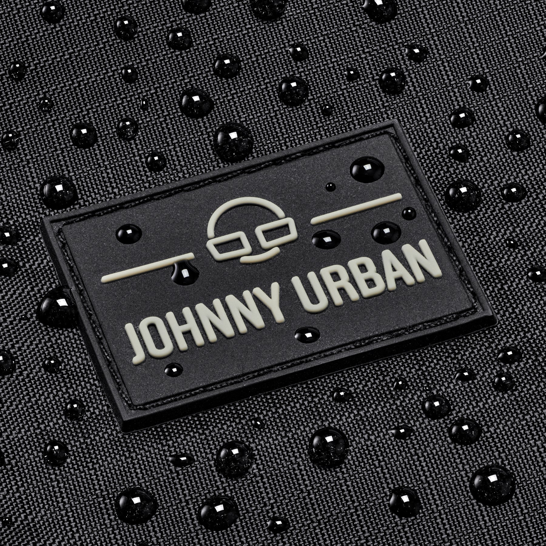 Naheinstellung des wasserabweisenden Materials des Rolltop Rucksacks Allen Large Move mit Johnny Urban Logo