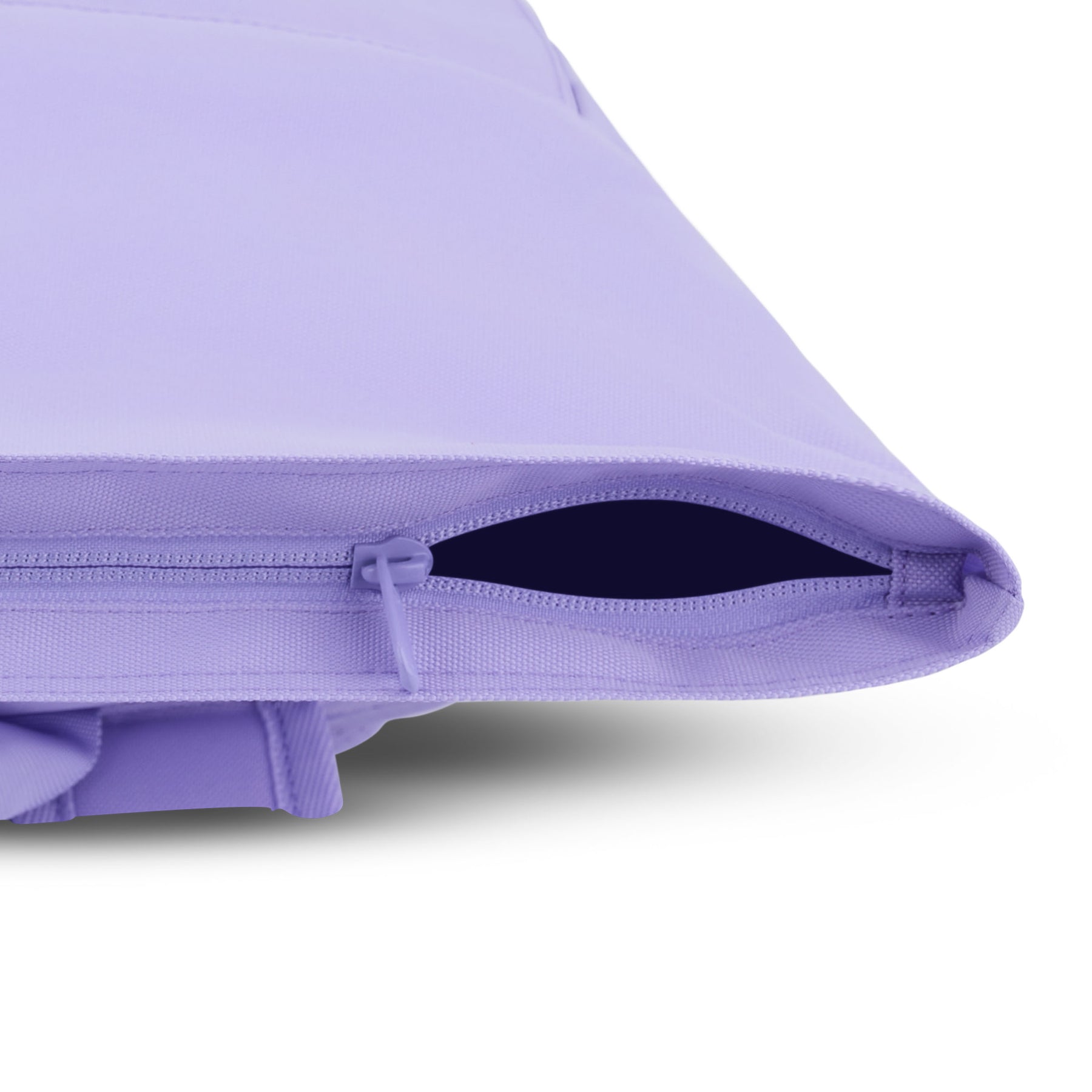 Nahaufnahme eines geöffneten Reißverschlusses am Rolltop Rucksack Allen Medium in fliederfarbenem Lila