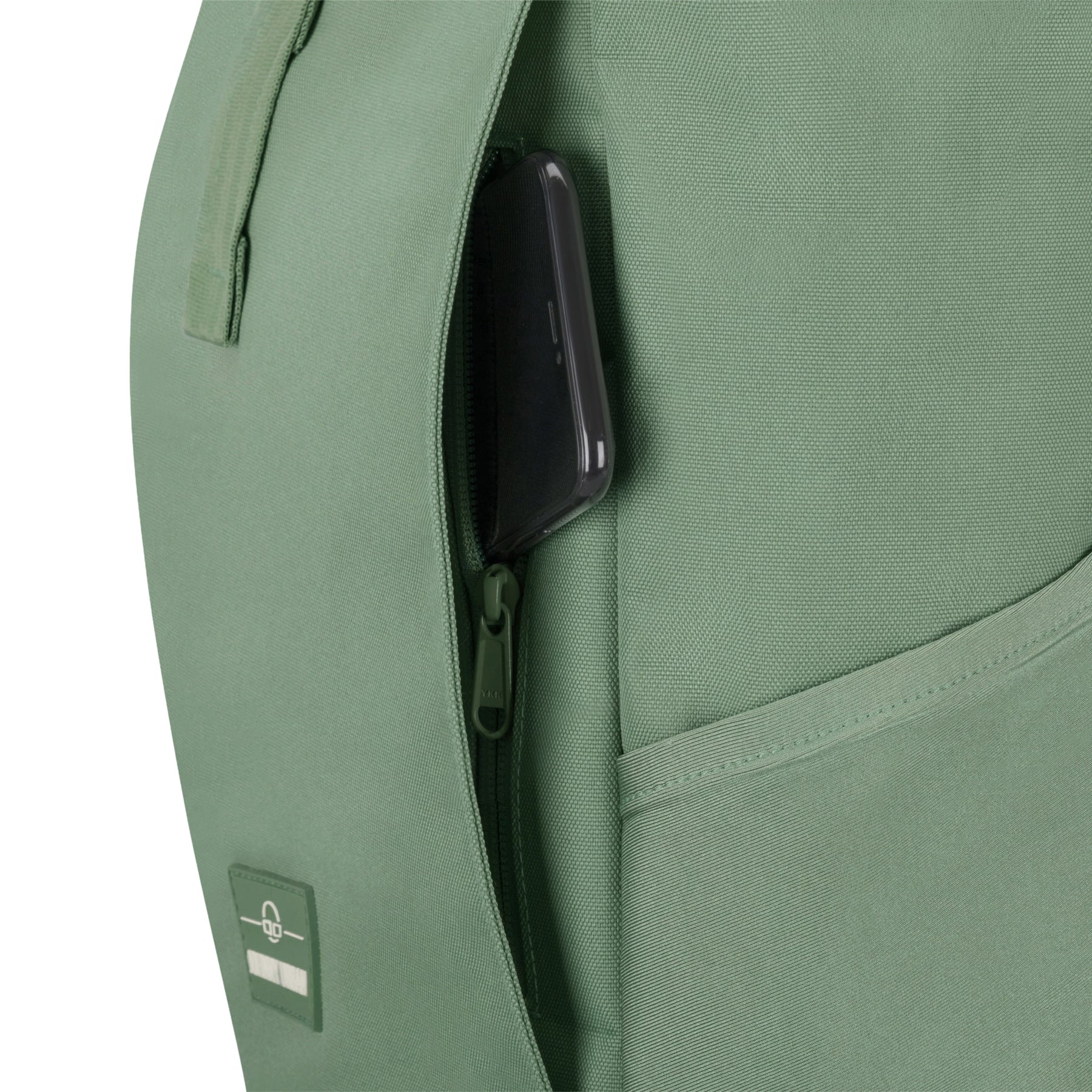 Grüner Rolltop-Rucksack "Allen Medium" mit geöffnetem seitlichen Reißverschluss und halb sichtbarem Smartphone