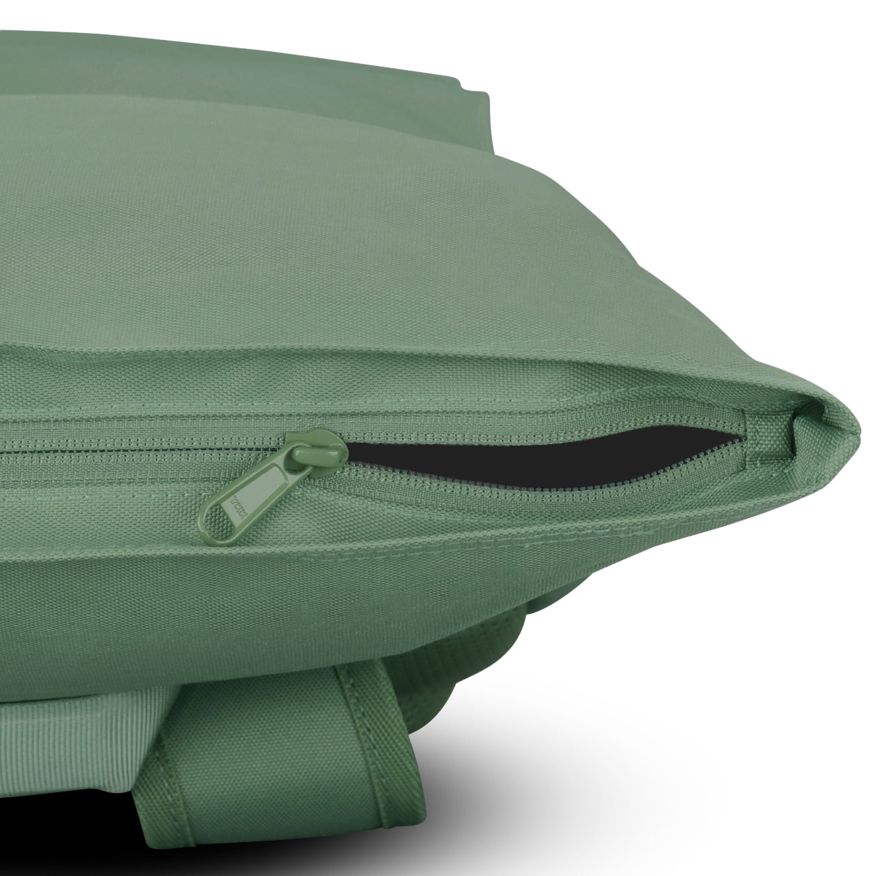 Reißverschlussdetail des sage-grünen Rolltop Rucksacks Allen Medium von Johnny Urban