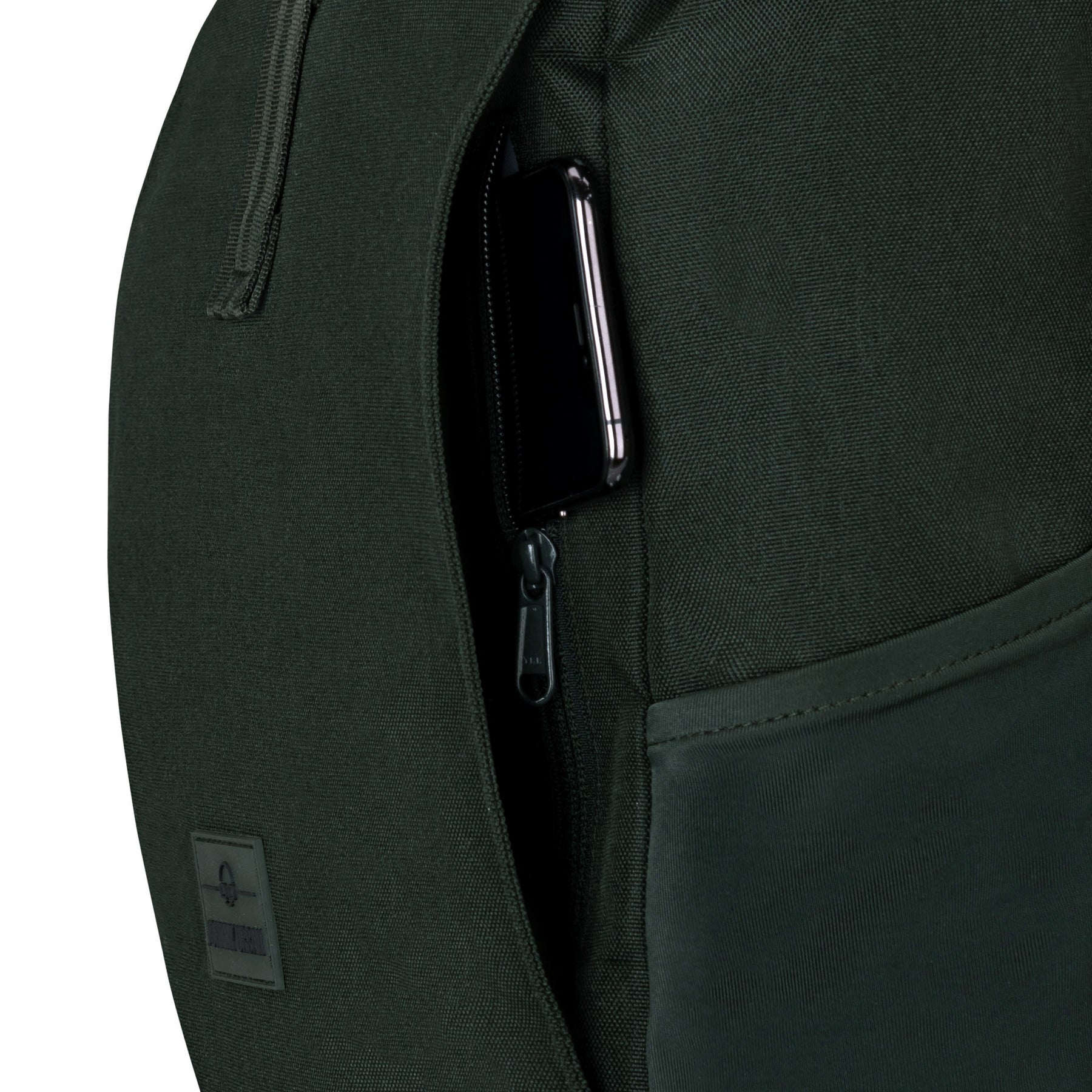 Grüner Johnny Urban Rolltop Rucksack 'Allen Medium' mit geöffnetem Reißverschluss und sichtbar gestecktem Smartphone