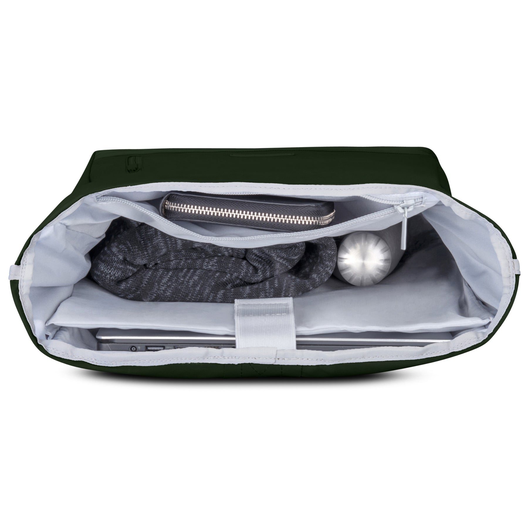 Geöffneter grüner Rolltop Rucksack 'Robin Large' von Johnny Urban mit Laptopfach, einem grauen Pullover, einer silbernen Flasche und einem Reißverschlussfach