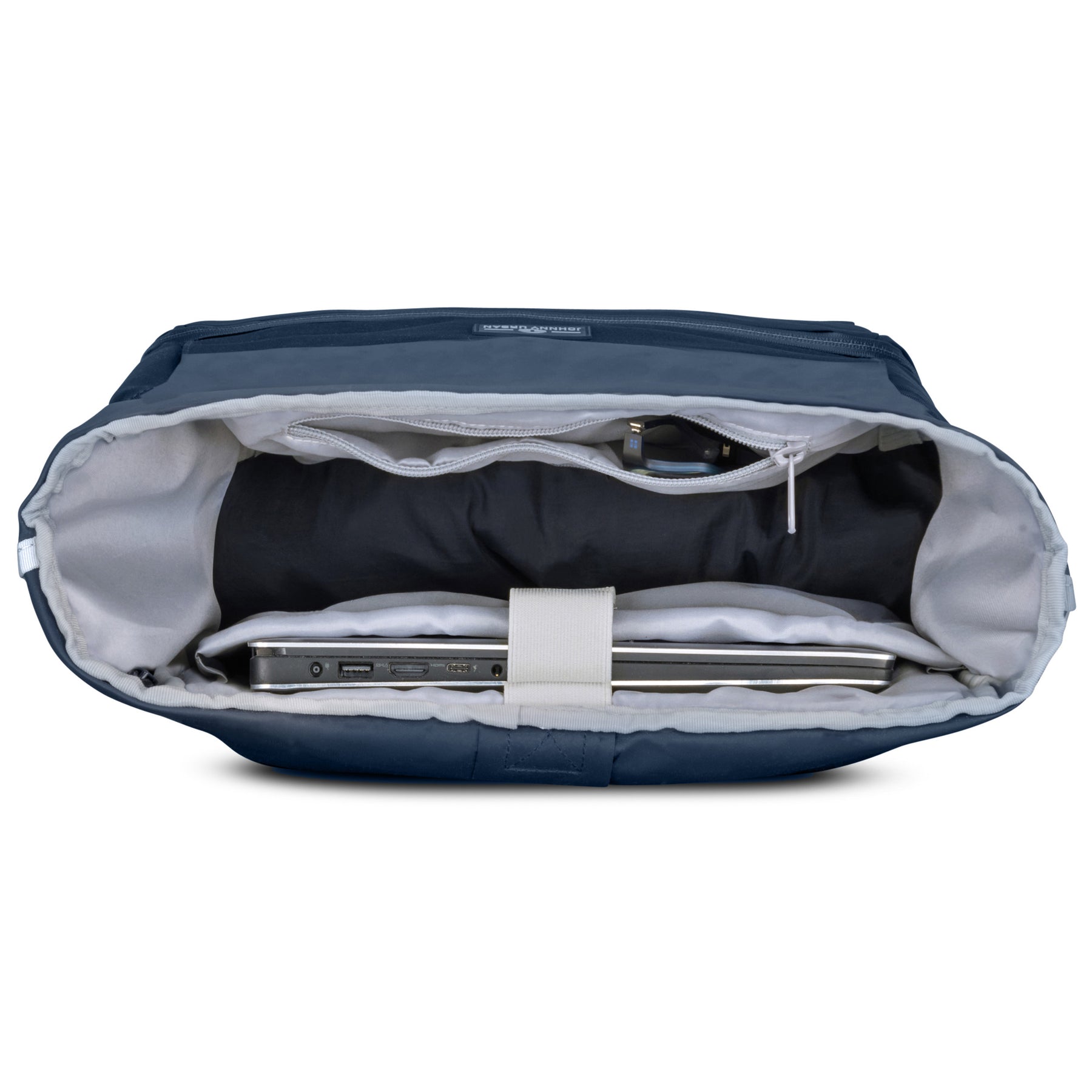 Innenansicht des blauen Rolltop Rucksacks 'Allen Large' von Johnny Urban mit gepolstertem Laptopfach und Organizerfächern