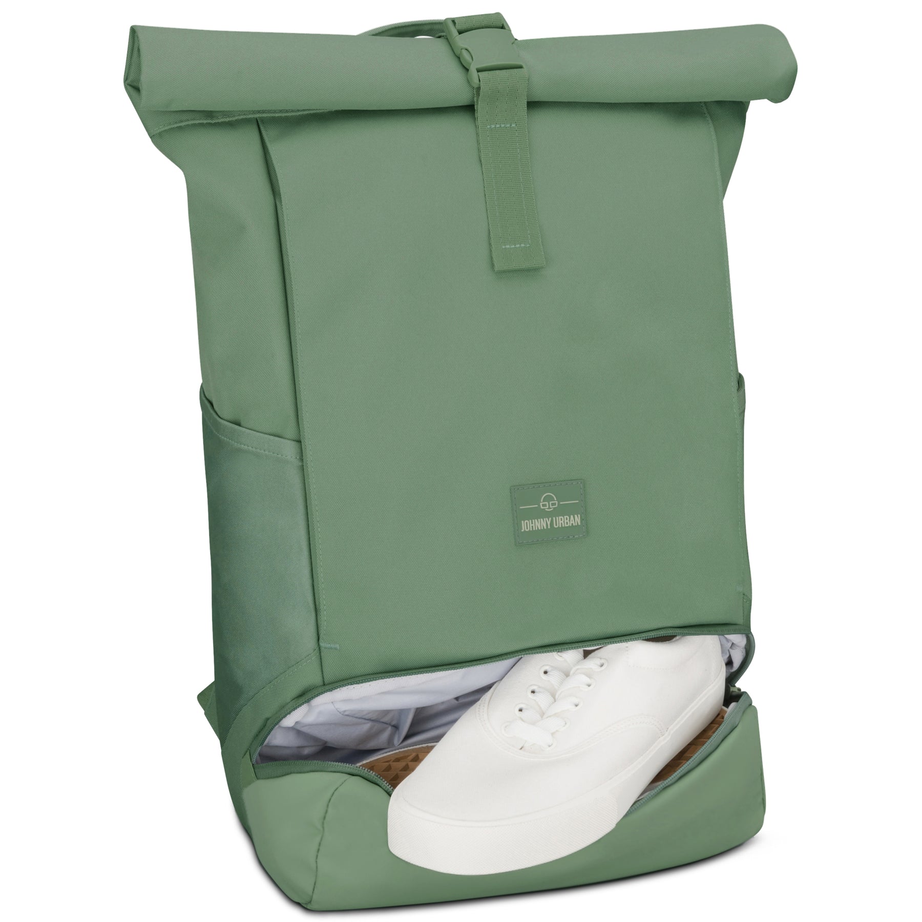 Rolltop Rucksack 'Allen Large' in grün von Johnny Urban mit herausgezogenem Schuhfach und weißem Sneaker