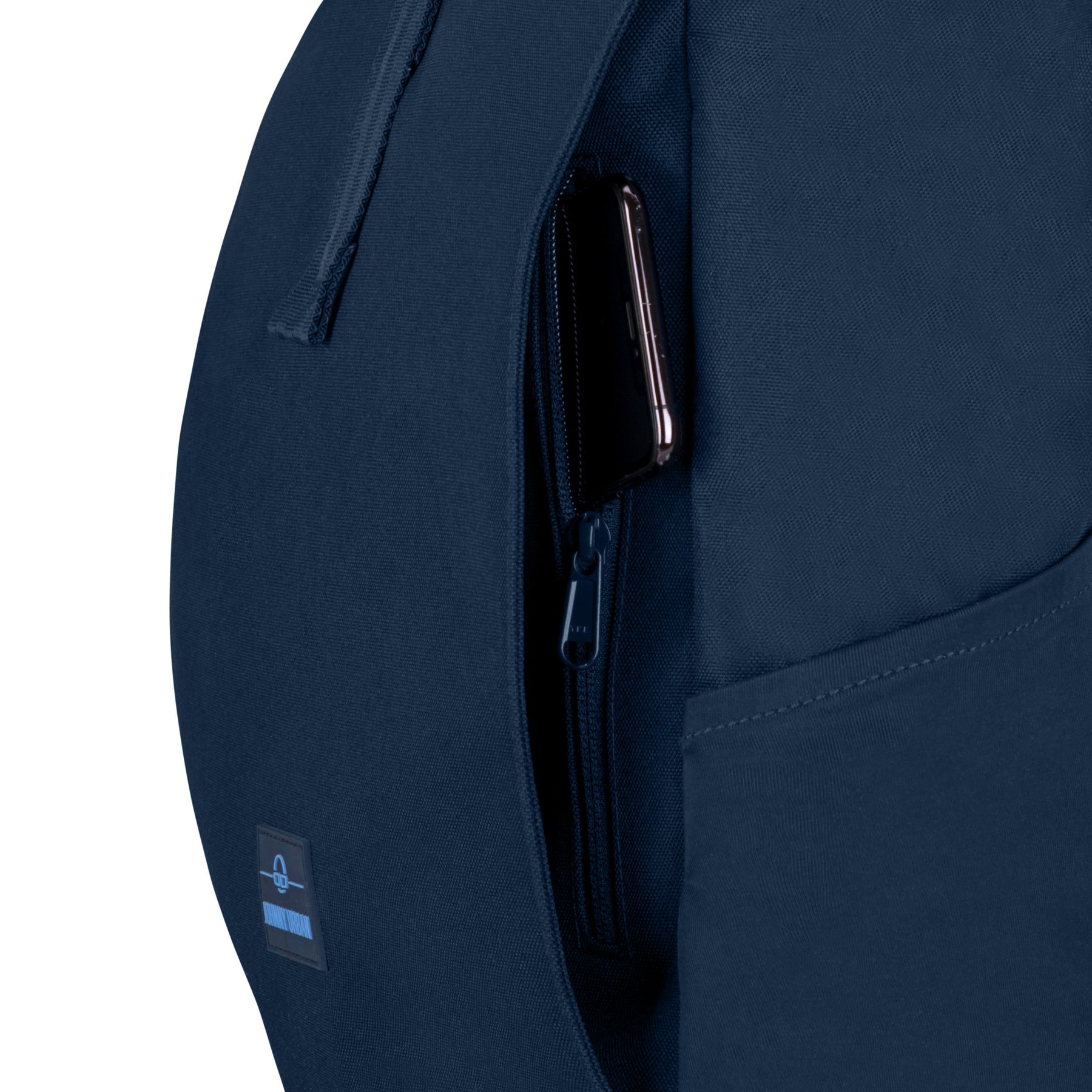 Blauer Rolltop Rucksack 'Allen Medium' mit seitlichem Reißverschlussfach, halb geöffneter Tasche zeigt ein Smartphone