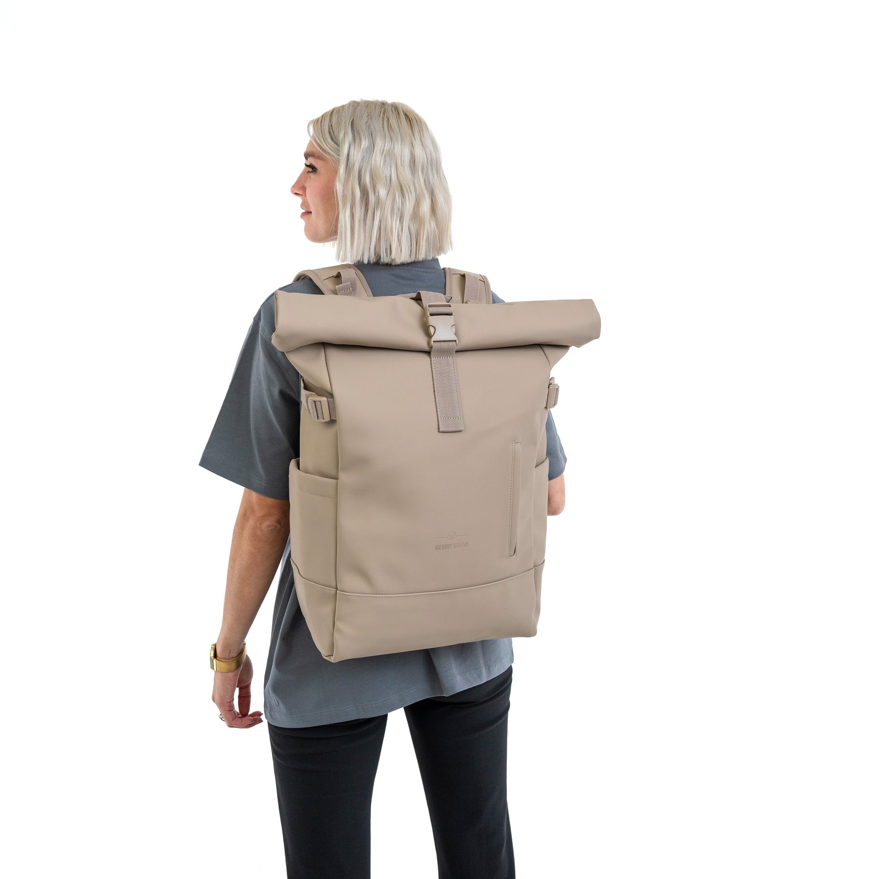 Frau mit beigefarbenem Rolltop Rucksack „Harvey Large“ von Johnny Urban, Rückansicht