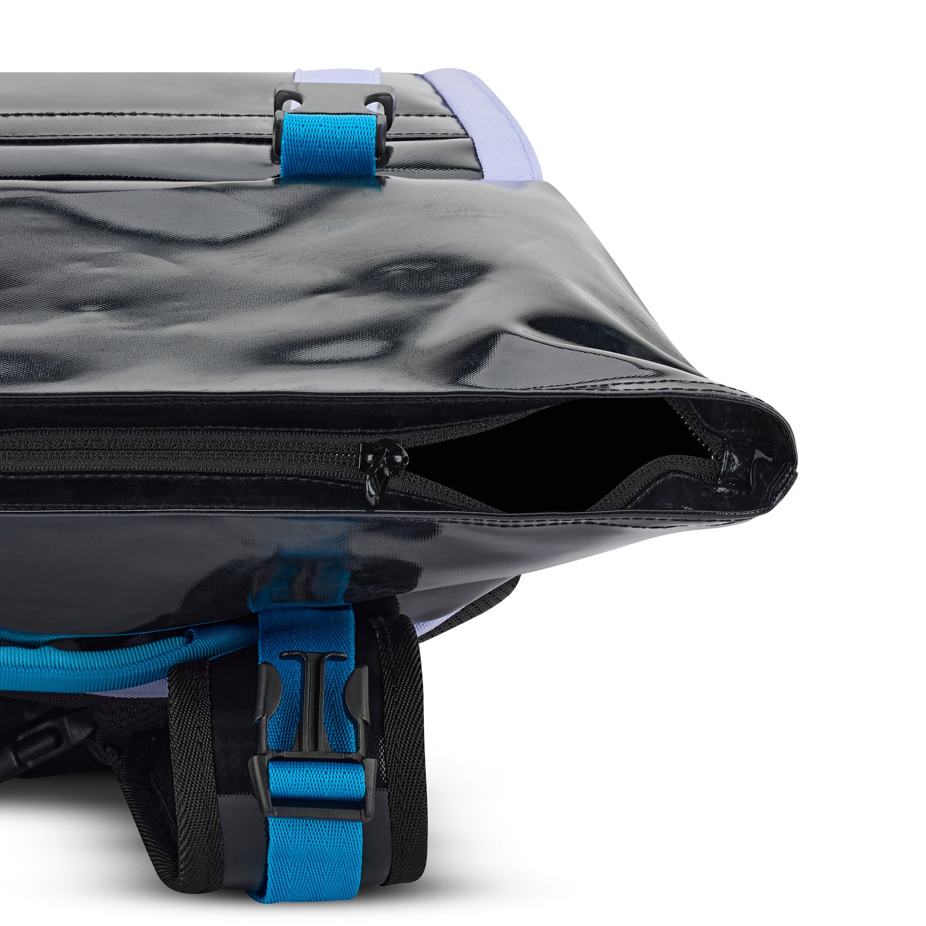 Rolltop Rucksack 'Ashton' in Schwarz mit blauem Verschlussriemen, geöffneter Hauptfachreißverschluss sichtbar