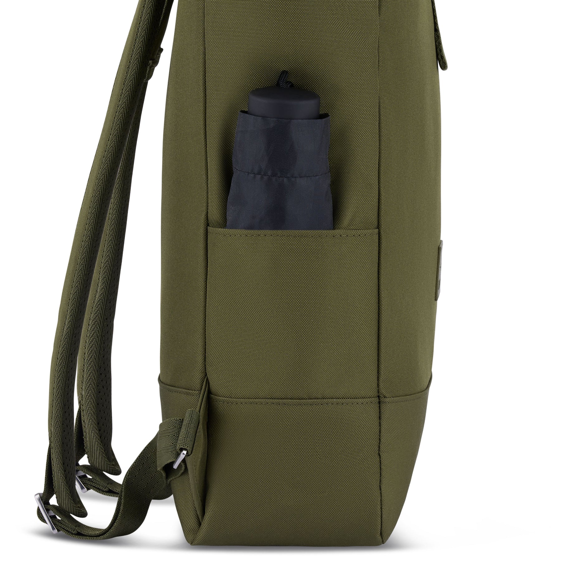 Rolltop Rucksack Robin Medium in Olivgrün mit seitlicher Tasche und einem schwarzen Gegenstand darin