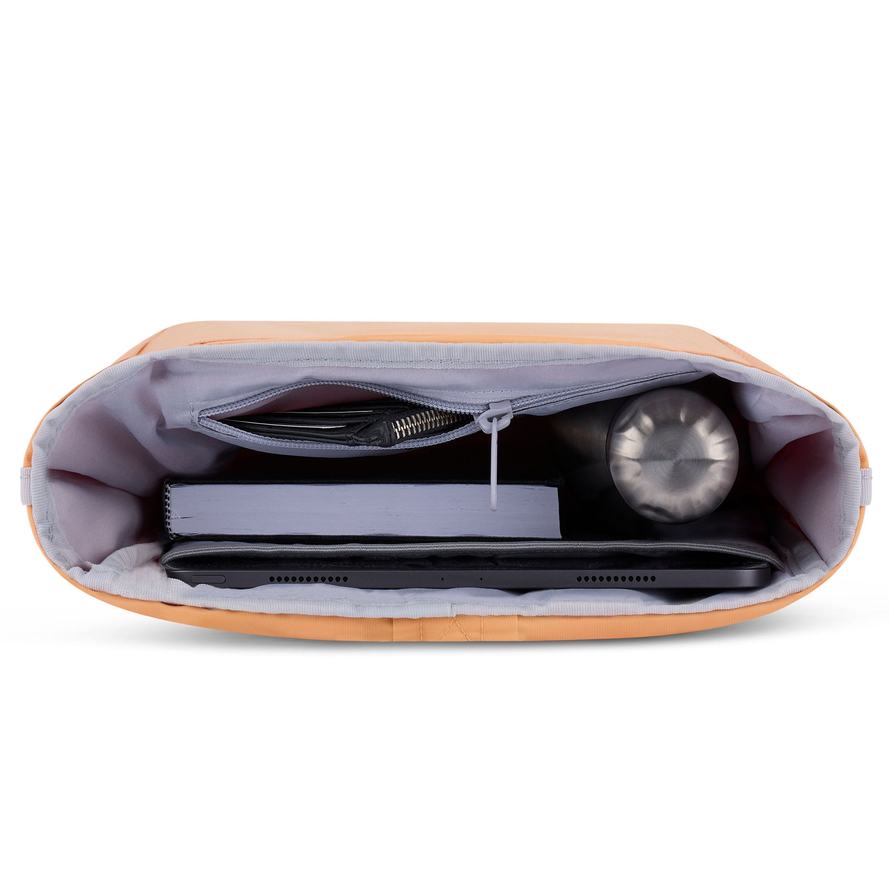 Rolltop Rucksack "Robin Small" in Pfirsich mit Laptopfach, Buch, Wasserflasche und Reißverschlusstasche gefüllt