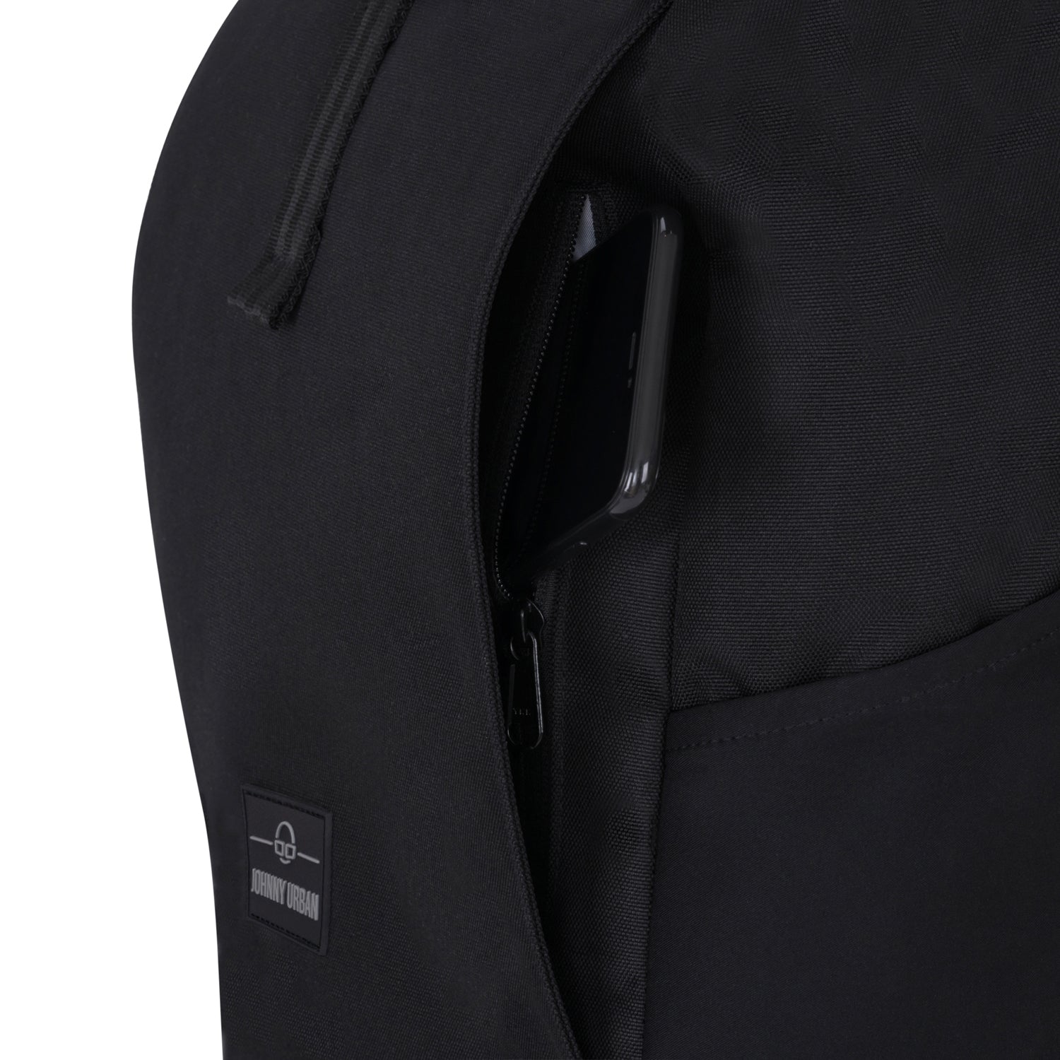 Schwarzer Rolltop Rucksack 'Allen Large' mit seitlicher Reißverschlusstasche, darin ein Smartphone