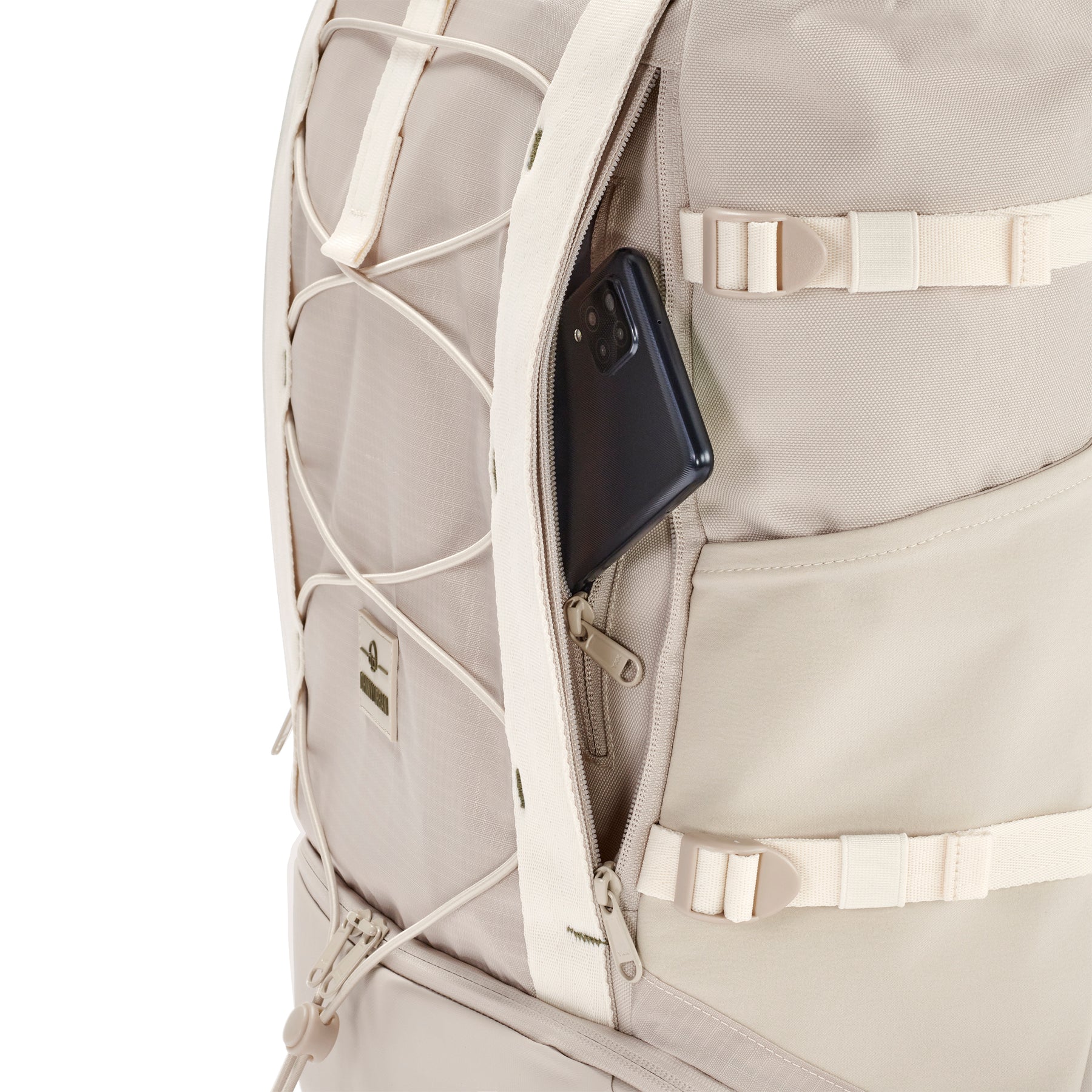 Sandfarbener Rolltop Rucksack 'Allen Large Move' mit seitlichem Geheimfach, in dem ein Smartphone steckt