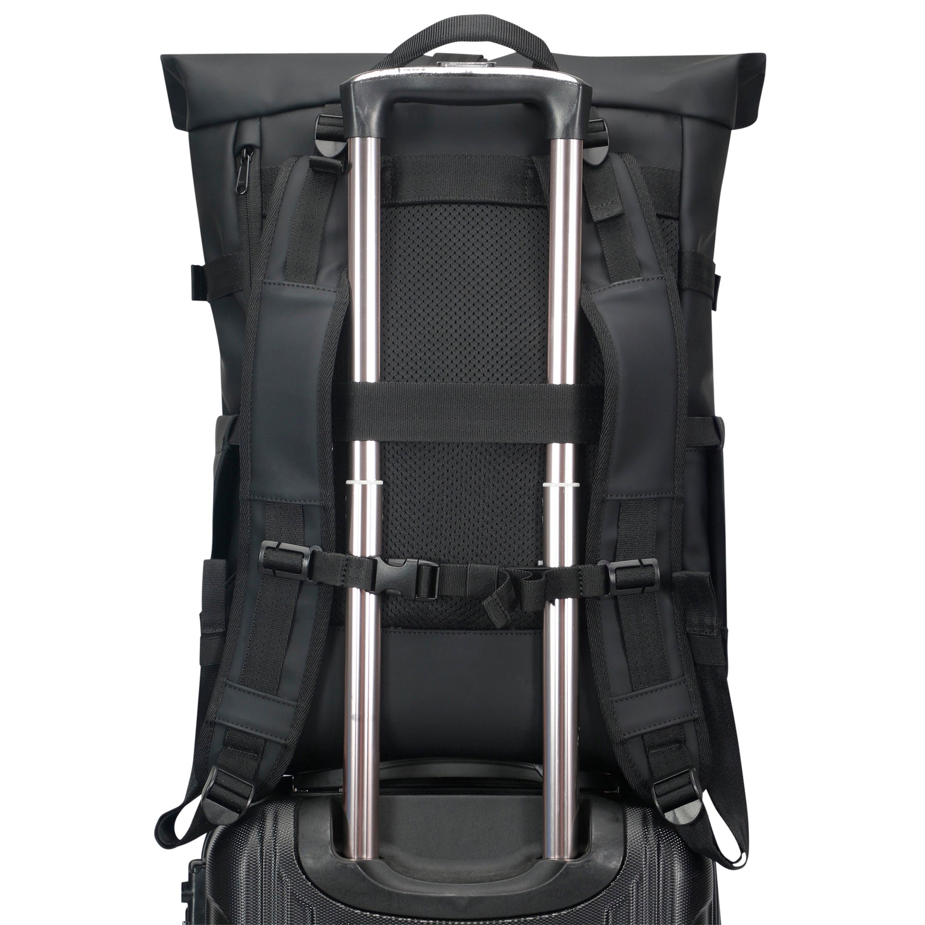 Schwarzer Rolltop Rucksack 'Harvey Large' mit Trageriemen um Teleskopgriff eines Rollkoffers befestigt