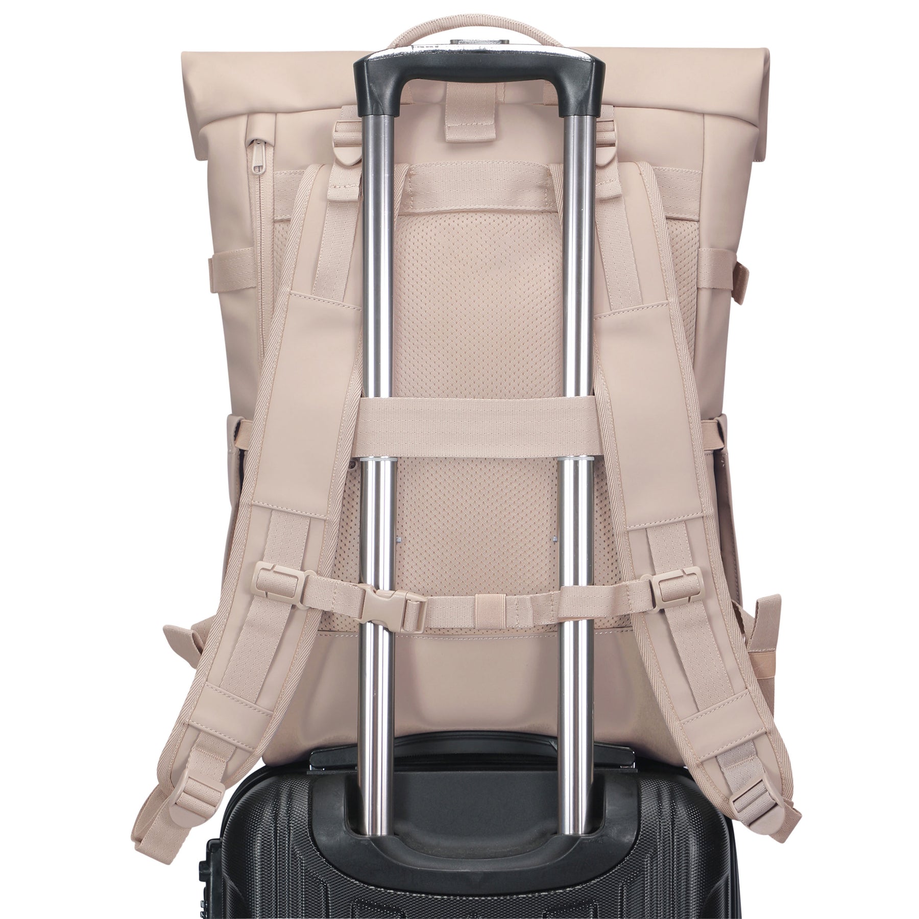 Beiger Rolltop Rucksack 'Harvey Large' von Johnny Urban auf einem schwarzen Koffergriff befestigt