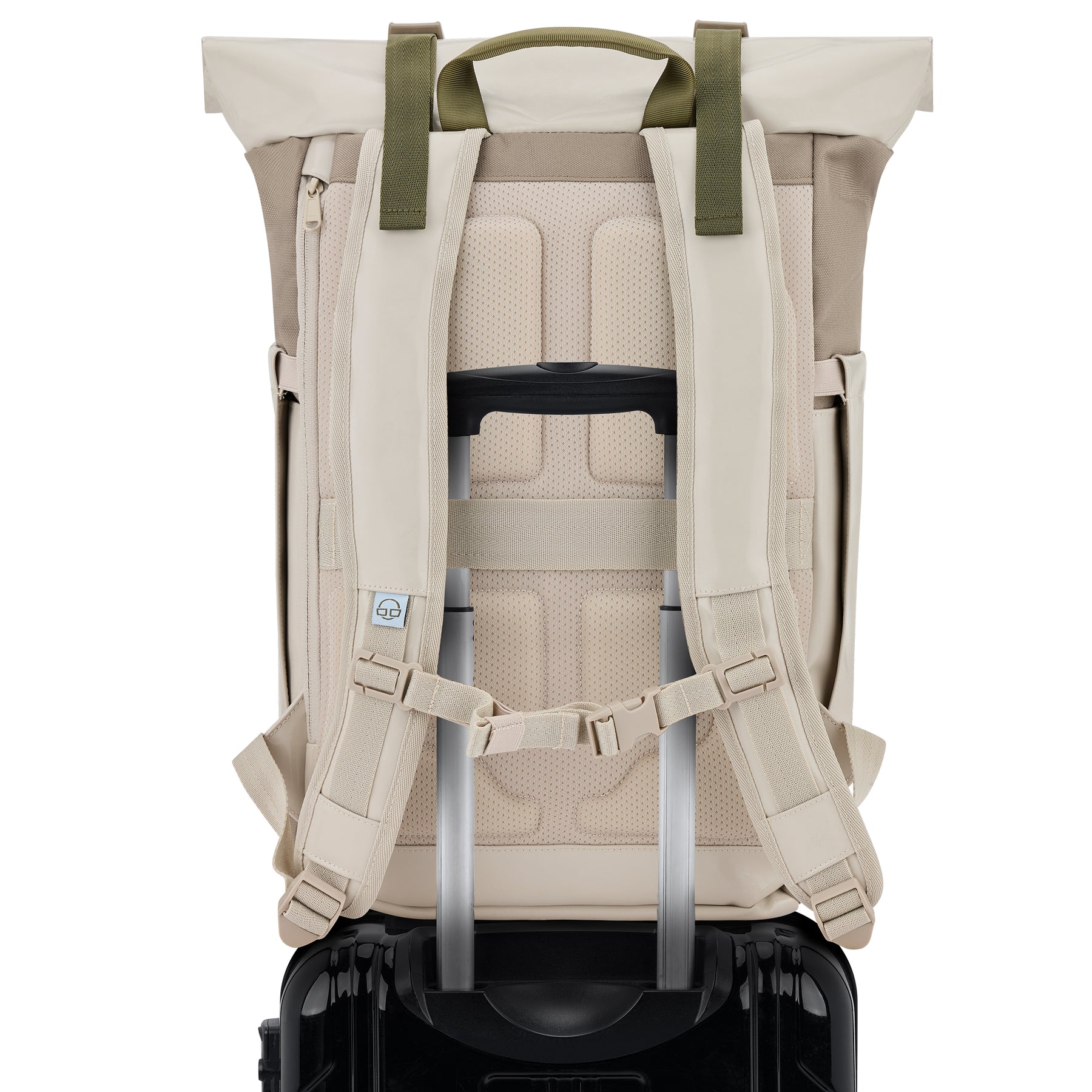 Rolltop Rucksack 'Ashton' in Beige befestigt am Griff eines Handgepäck Trolleys
