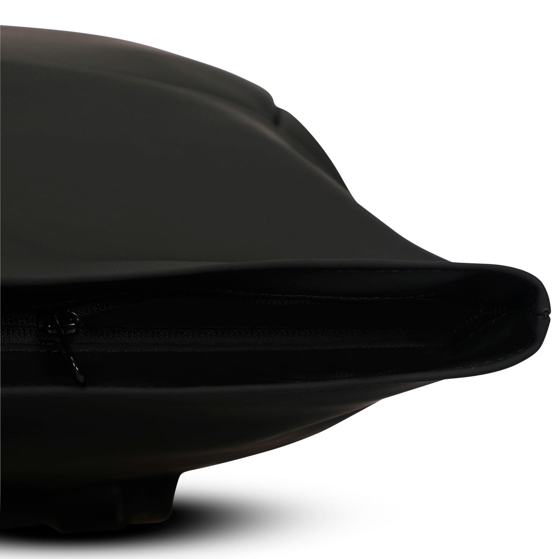 Seitliche Ansicht des schwarzen Rolltop-Rucksacks 'Harvey Large' von Johnny Urban mit geschlossenem Reißverschluss