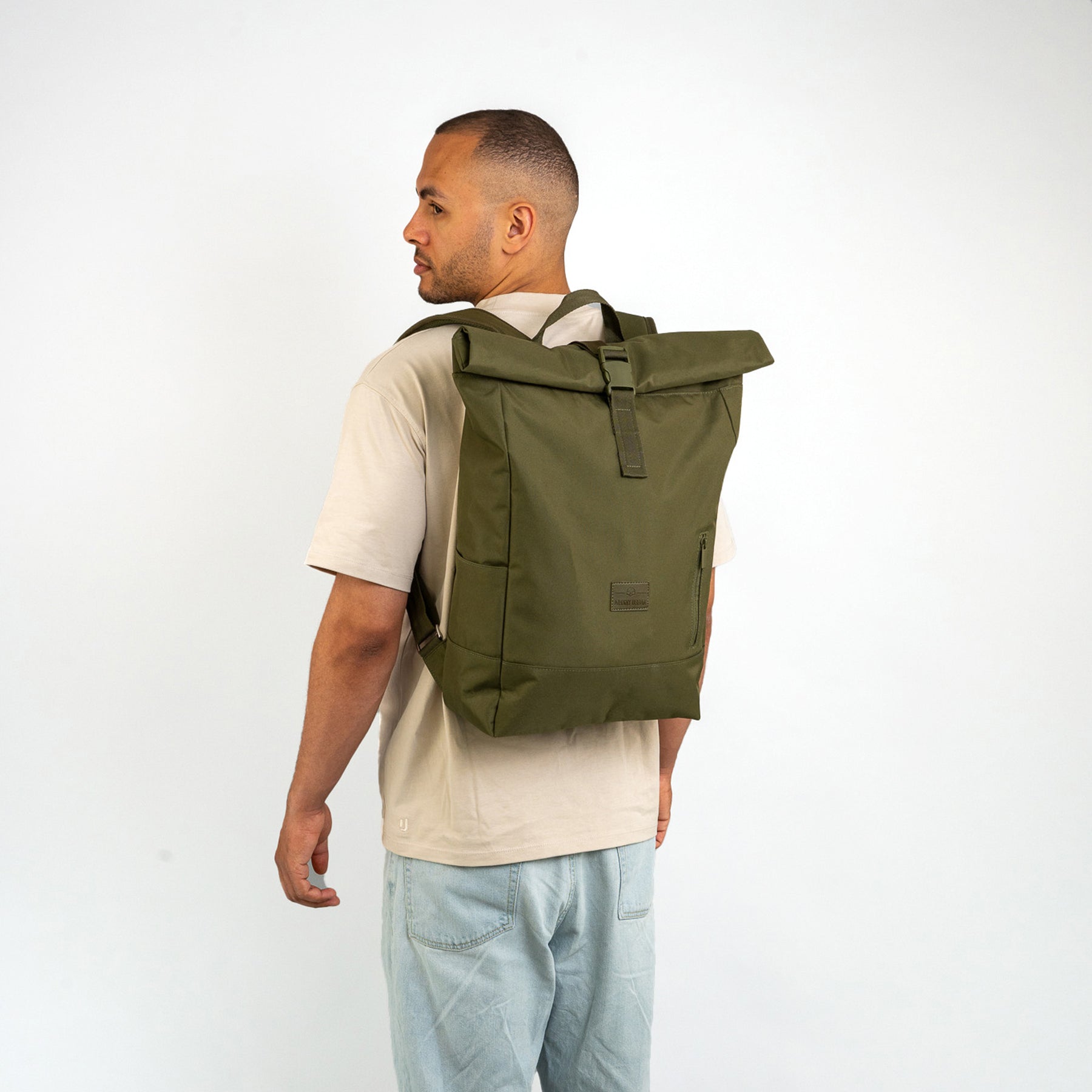 Mann von hinten mit olivgrünem Rolltop Rucksack 'Robin Large' von Johnny Urban