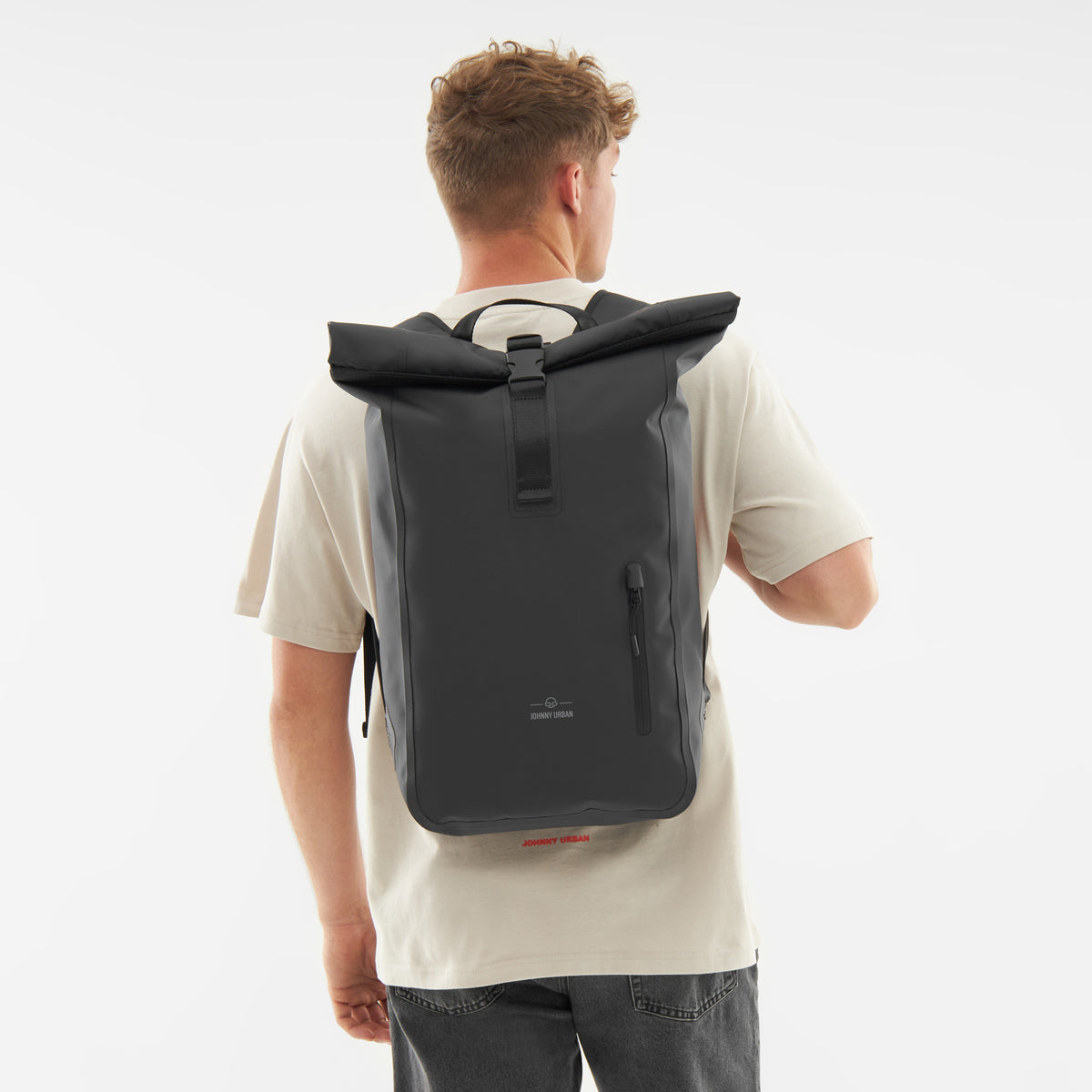 Mann von hinten mit wasserfestem schwarzen Rolltop Rucksack 'Conor' von Johnny Urban
