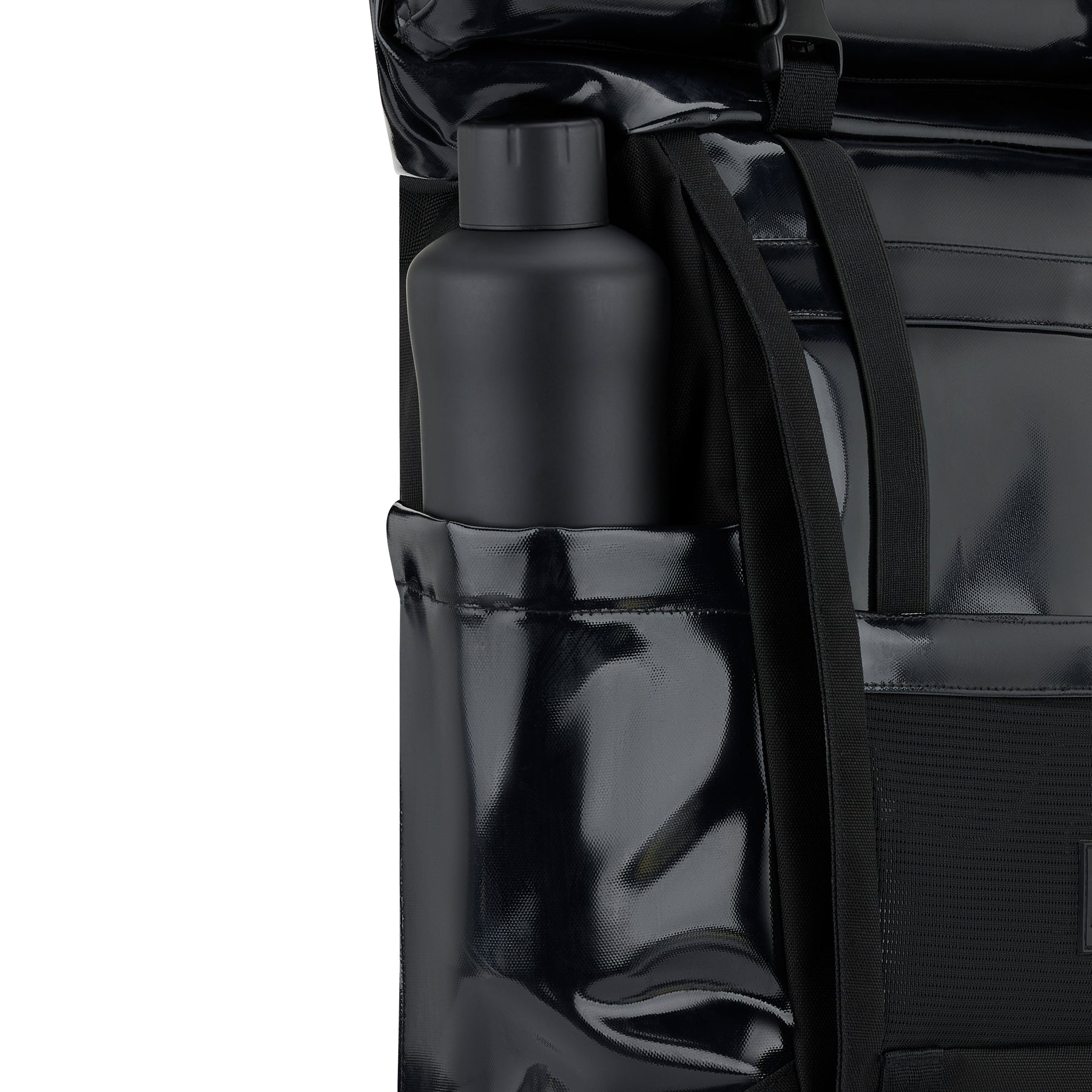 Schwarzer Johnny Urban Rolltop Rucksack 'Ashton' mit glänzendem Material und einer Wasserflasche in der Seitentasche