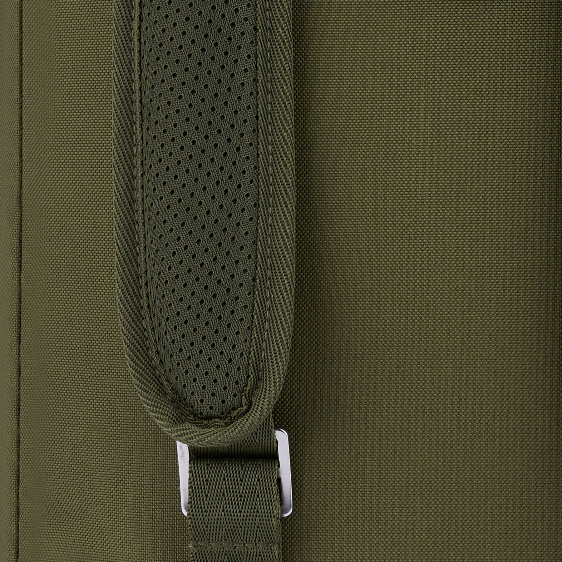 Grüner, gepolsterter Schulterriemen eines Rolltop Rucksacks Robin Medium von Johnny Urban