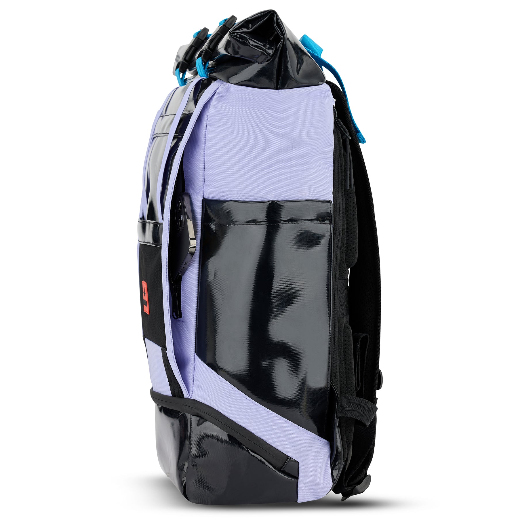 Rolltop-Rucksack 'Ashton' mit schwarzem Lack und fliederfarbenem Textil, seitliche Ansicht