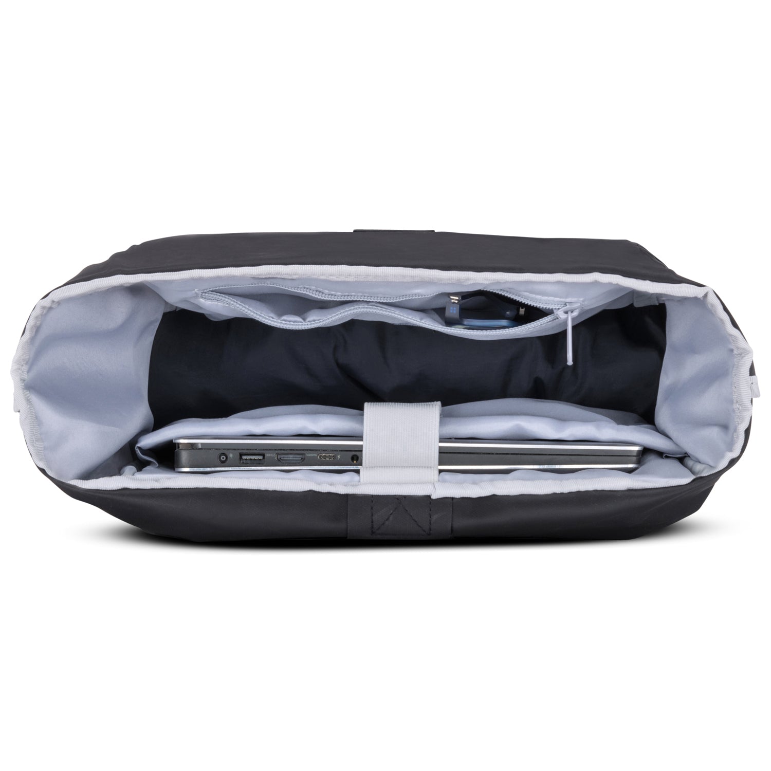 Geöffneter Johnny Urban Rolltop Rucksack Allen Large mit Laptopfach und Innenfach für Kabel