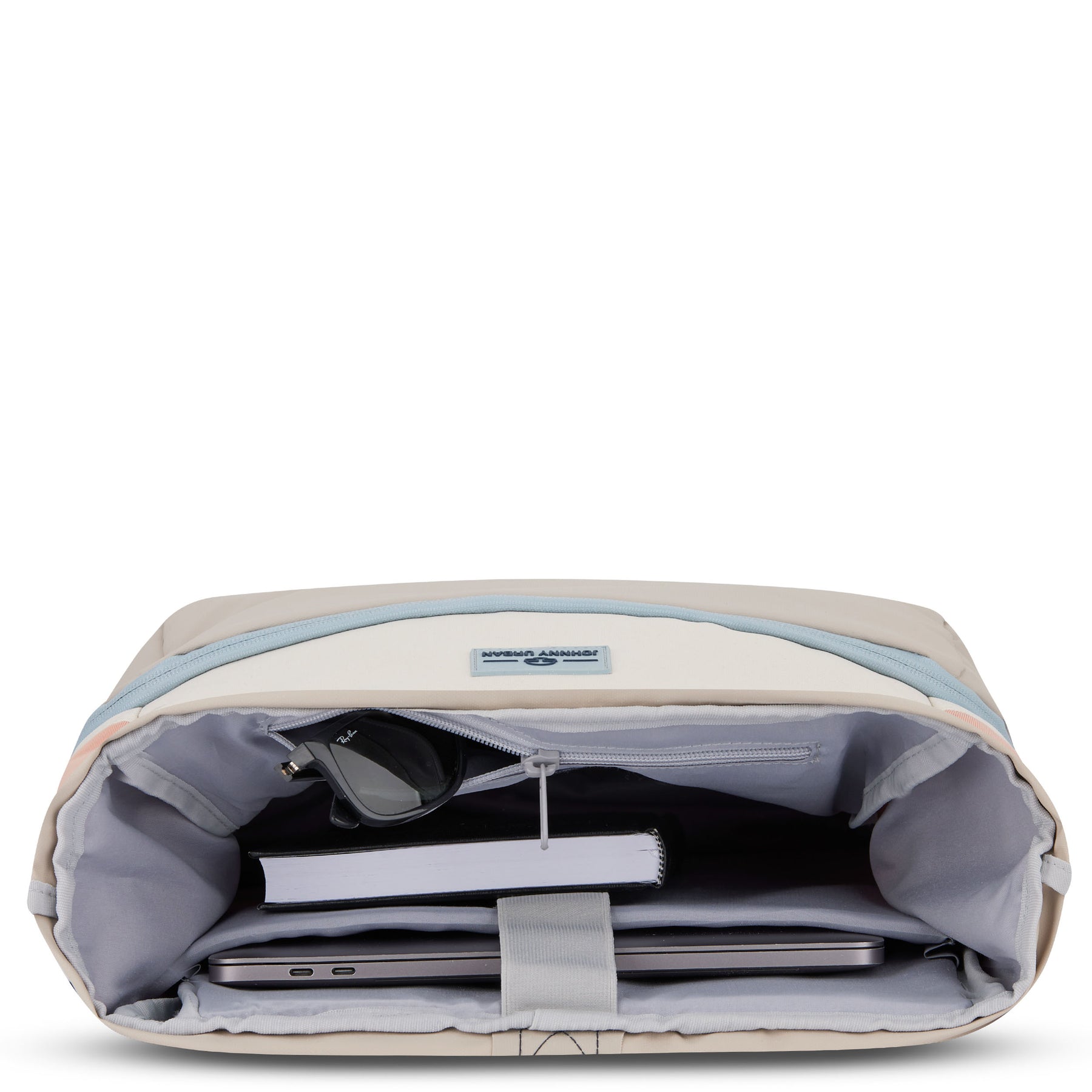 Innenansicht des Rolltop Rucksacks 'Allen Large' mit Laptopfach, Notizbuch und Sonnenbrille