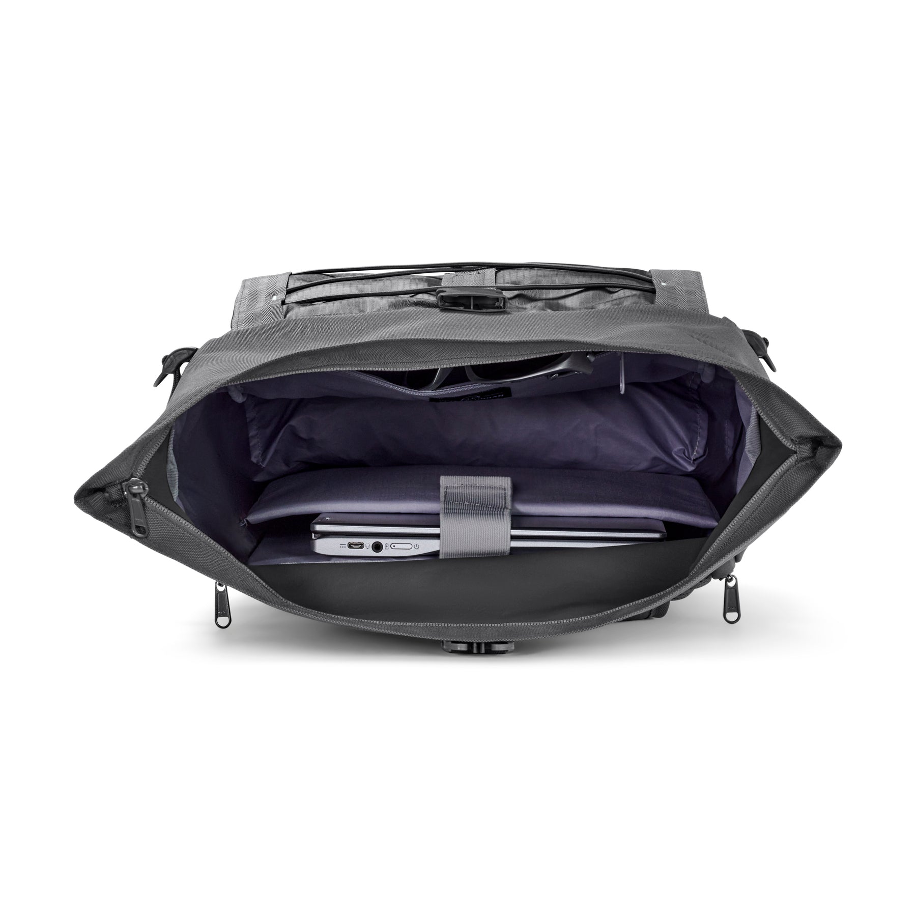 Geöffneter grauer Rolltop Rucksack Allen Large Move mit Laptopfach und eingestecktem Laptop