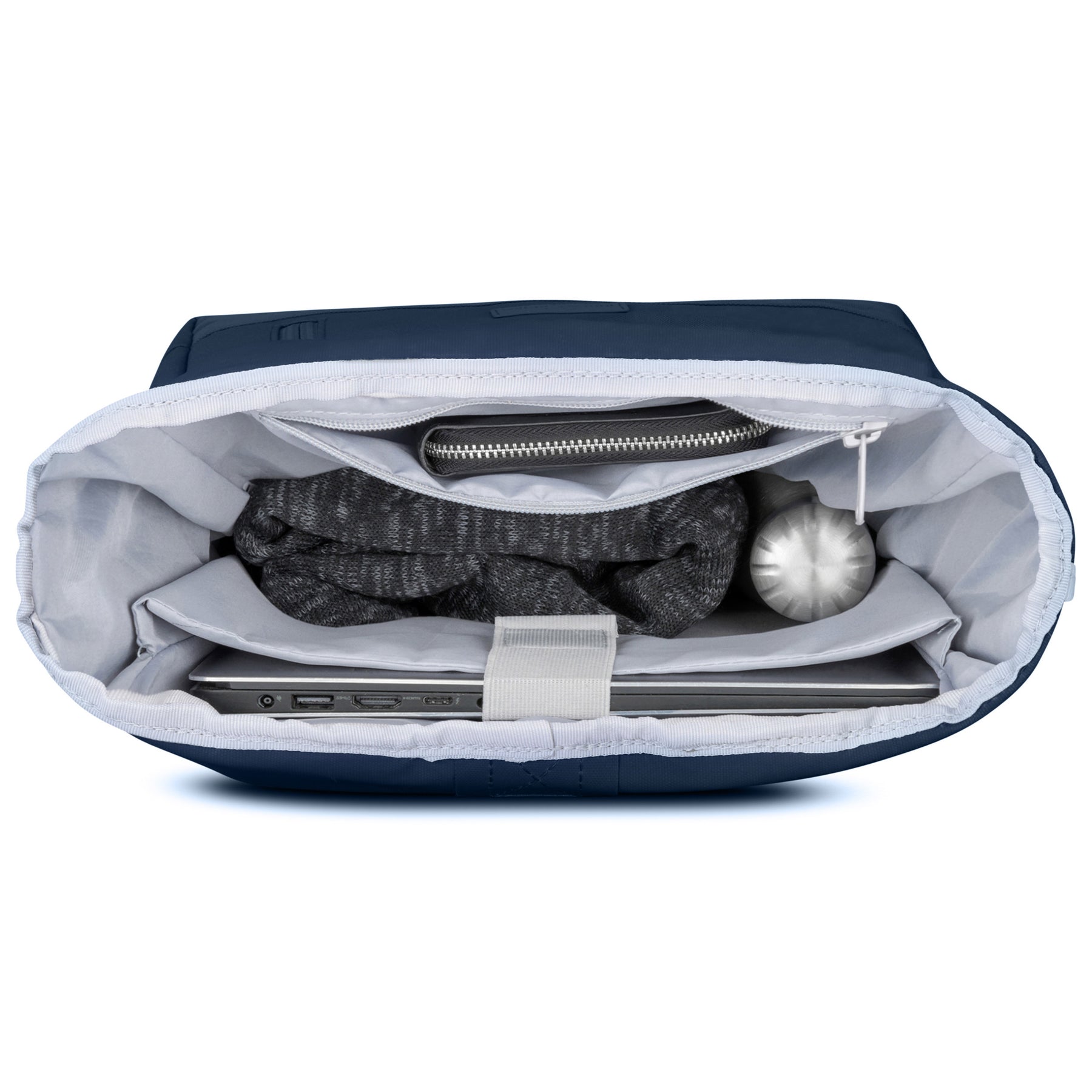 Blauer Rolltop Rucksack Johnny Urban 'Robin Medium' mit Laptop, grauem Pullover, Geldbeutel und Trinkflasche gefüllt