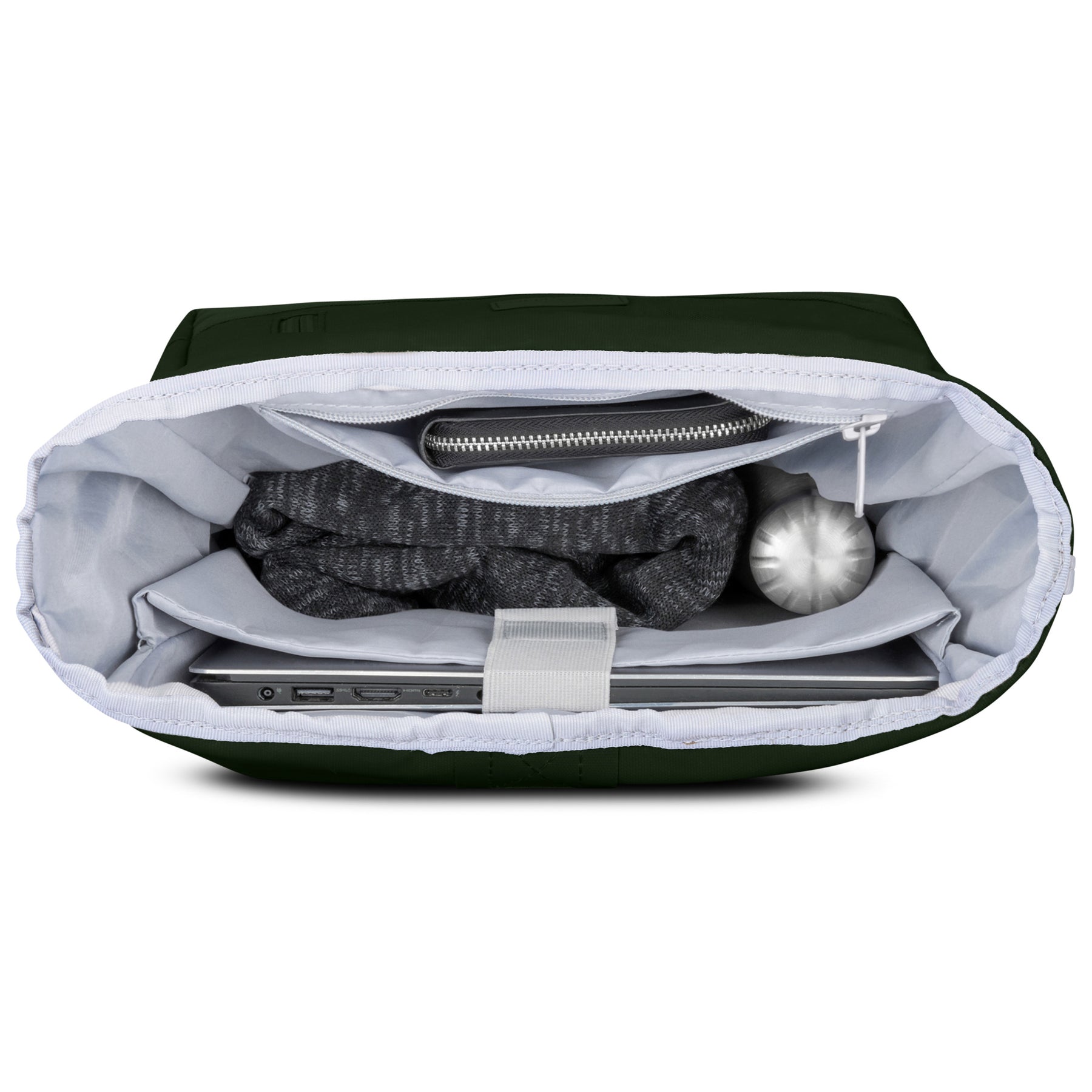 Innenansicht des Johnny Urban Rolltop Rucksack Robin Medium in Grün mit Laptopfach, grauem Pullover, Geldbörse und Trinkflasche