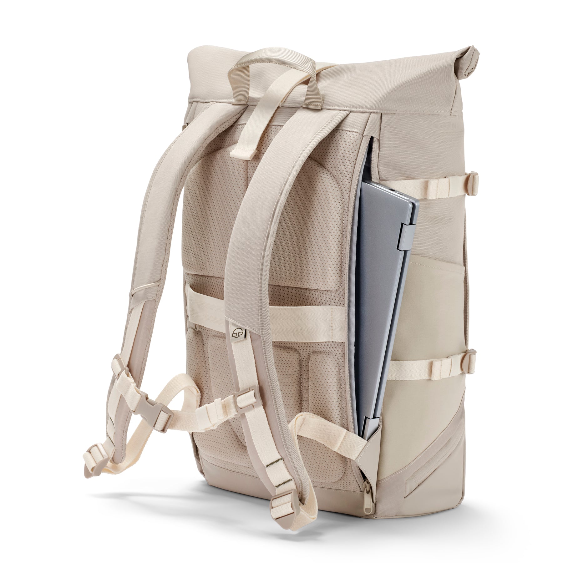 Johnny Urban Rolltop Rucksack Allen Large Move in Sand, Rückseite mit gepolsterten Schultergurten und offenem Laptopfach