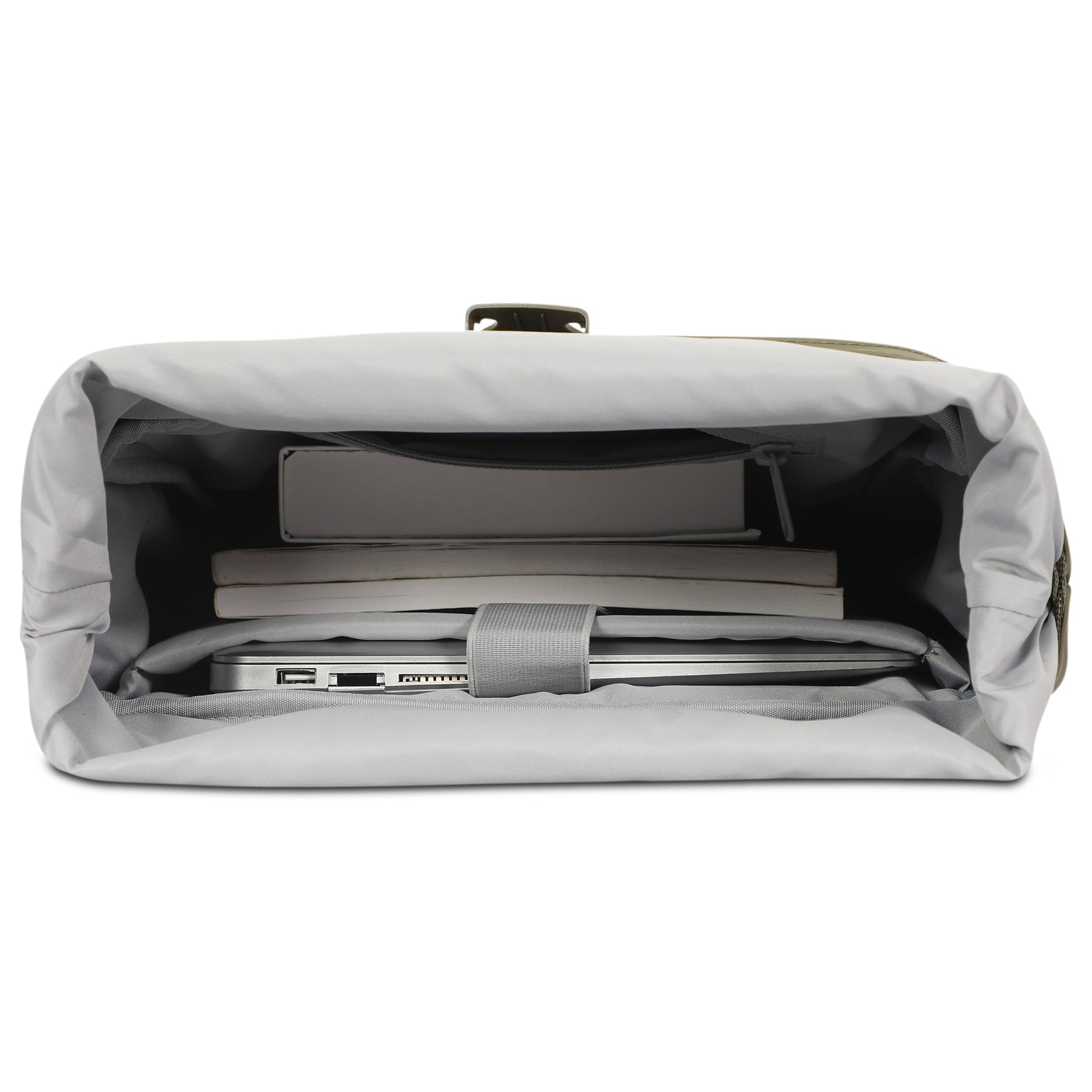 Innenansicht Rolltop-Rucksack 'Harvey Medium' mit Laptopfach, Laptop und Büchern