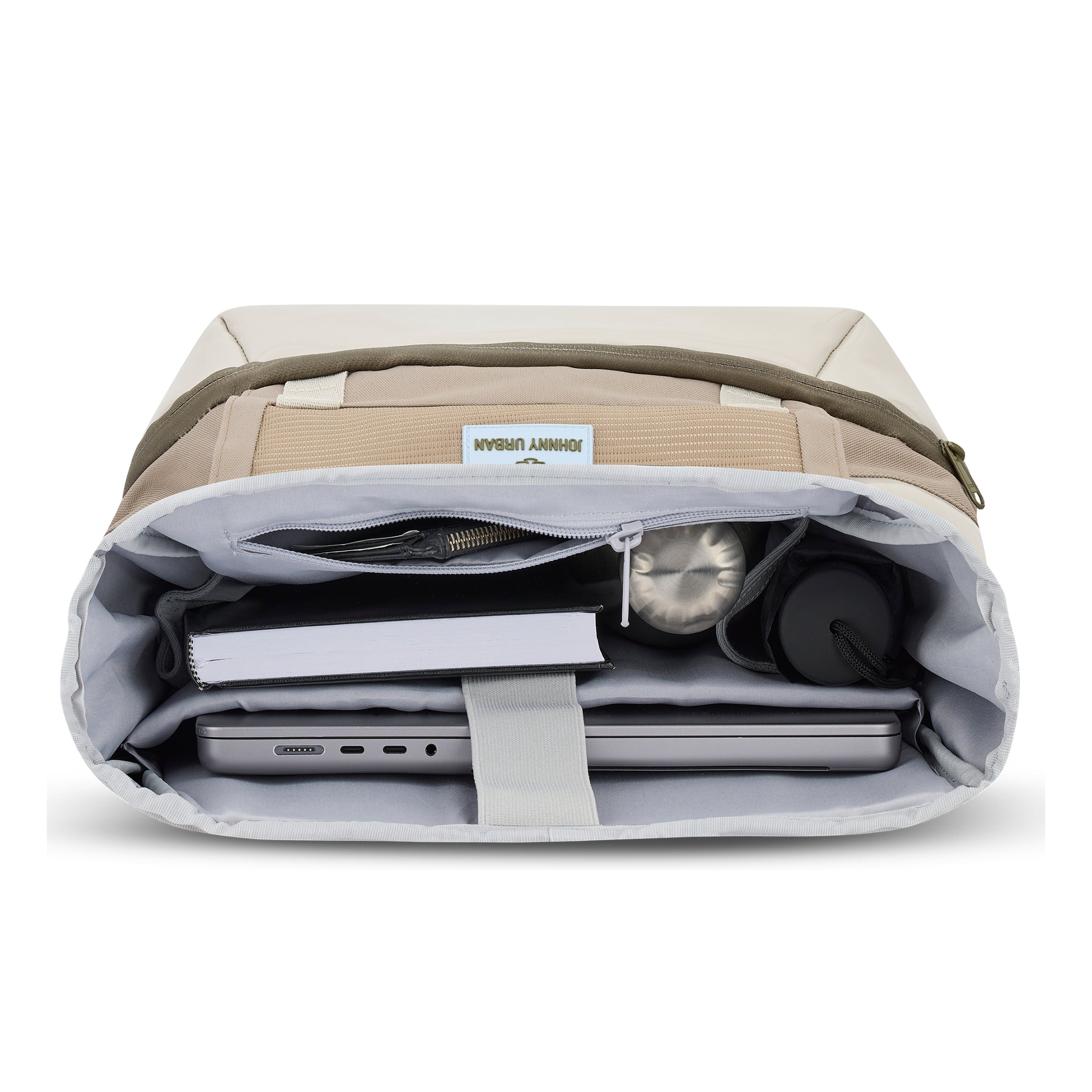 Beiger und sandfarbener Rolltop Rucksack 'Ashton' von Johnny Urban mit Laptopfach, Buch, Kosmetiktasche und Flasche gefüllt