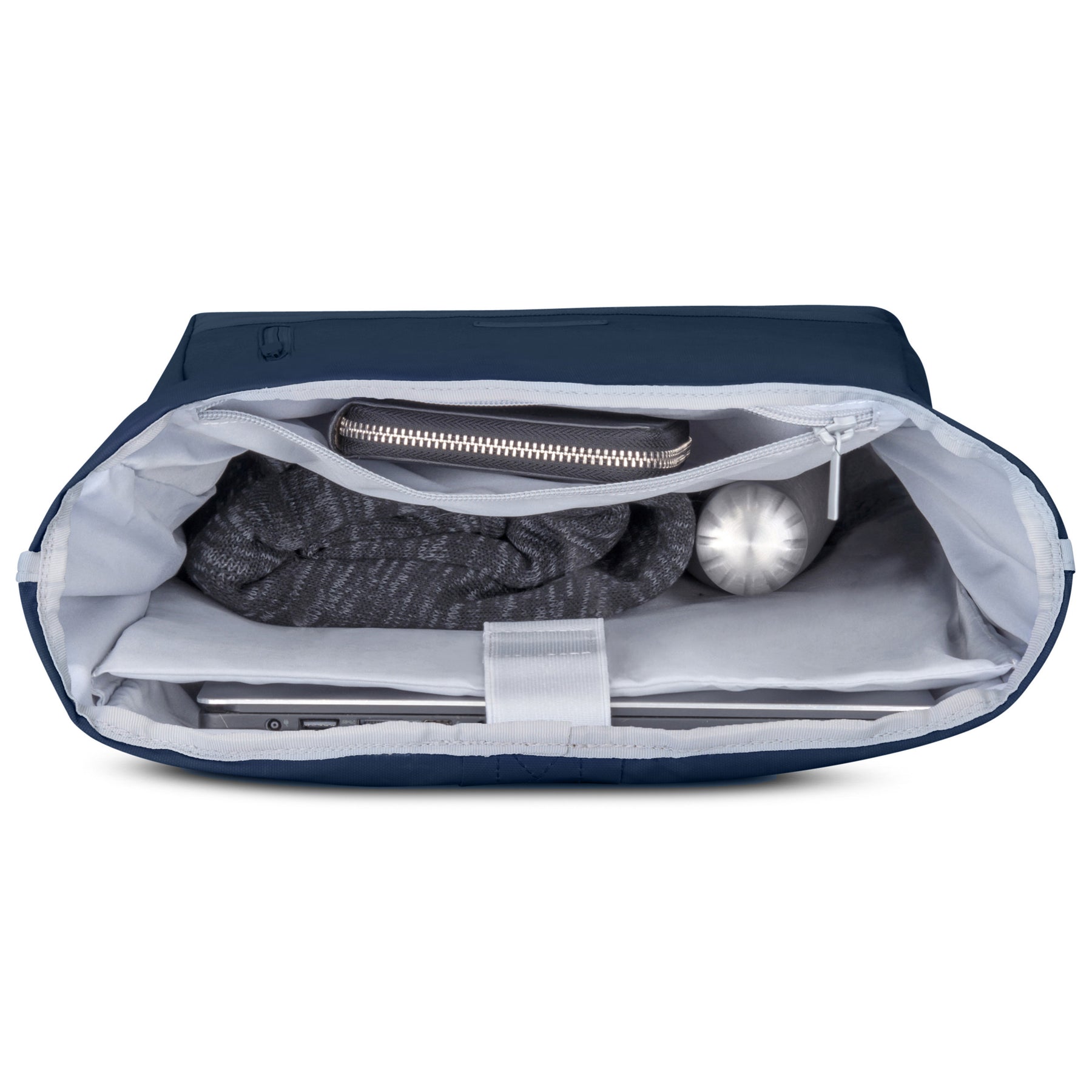 Blick in den blauen Johnny Urban Rolltop Rucksack Robin Large mit Laptopfach, Geldbörse, Pullover und Trinkflasche