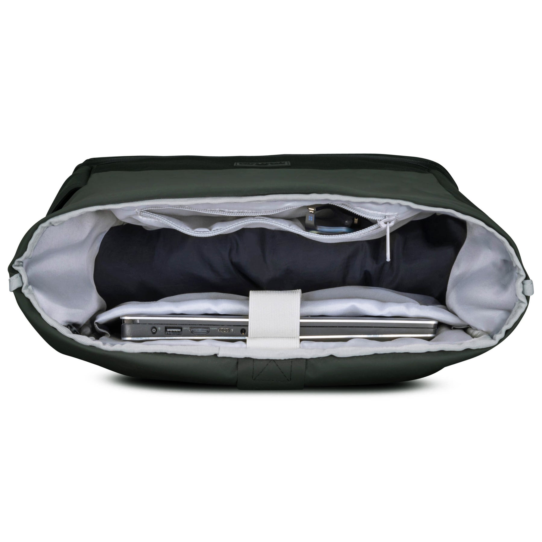 Grüner Rolltop Rucksack 'Allen Large' von Johnny Urban mit geöffnetem Laptopfach und Innenfach mit Reißverschluss