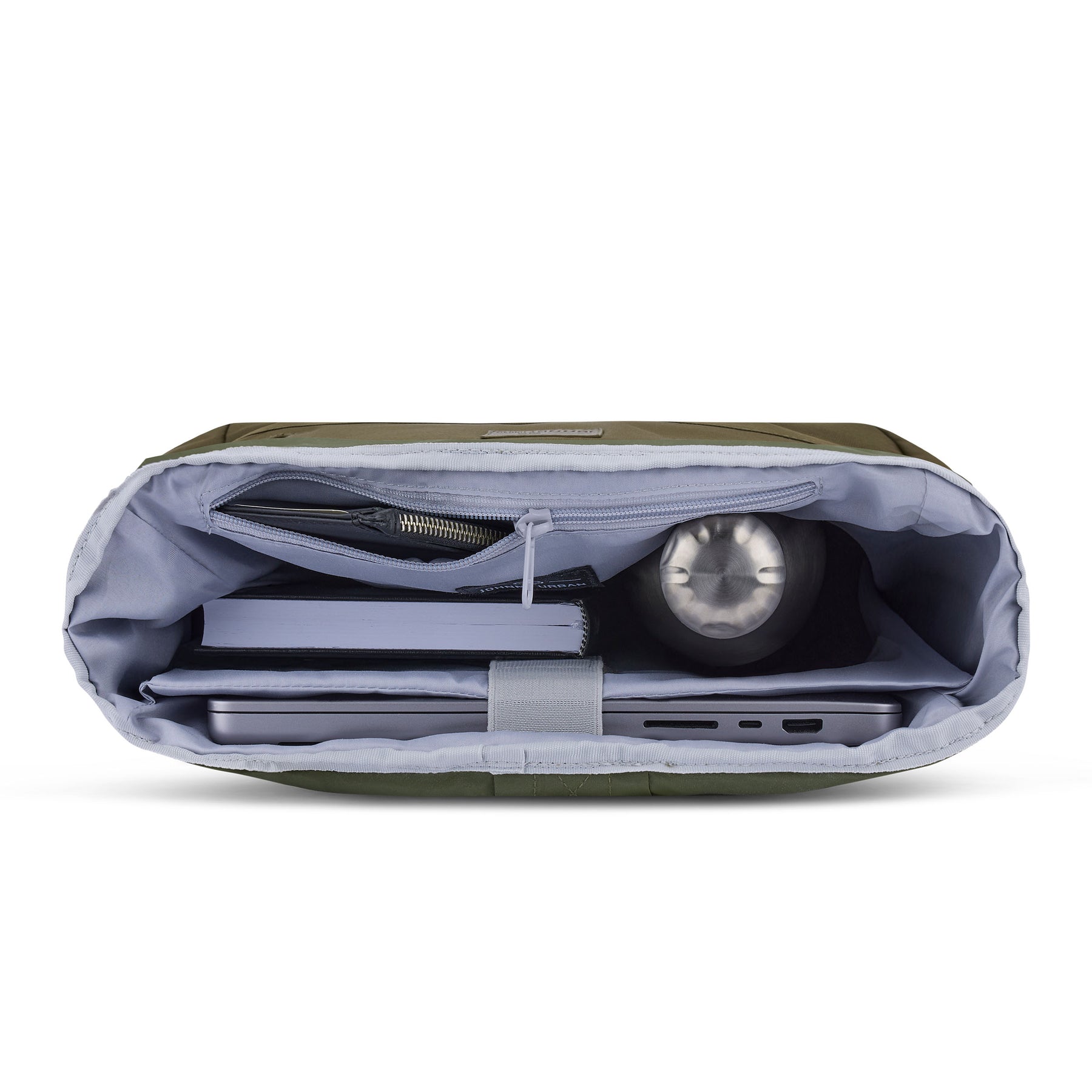 Innenansicht des olivgrünen Rolltop Rucksacks Robin Large mit Laptopfach, Notizbuch, Geldbörse und Flasche