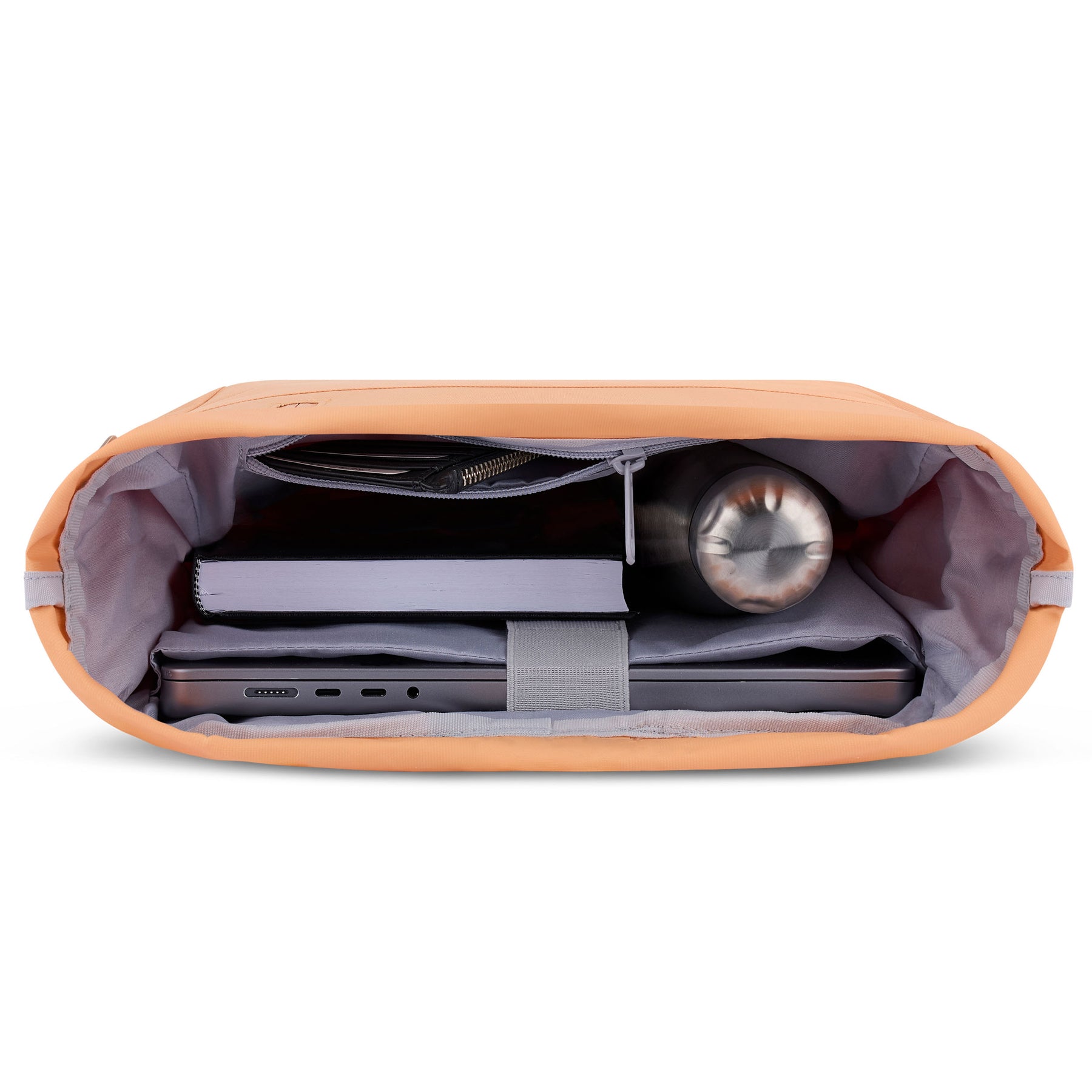 Offener peachfarbener Rolltop Rucksack 'Robin Medium' mit Laptop, Buch, Wasserflasche und Reißverschlusstasche innen