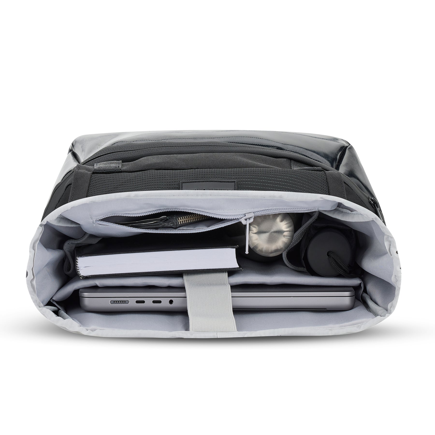 Schwarzer Rolltop Rucksack 'Ashton' von Johnny Urban, geöffnet und mit Laptop, Buch, und Wasserflaschen im Innenfach