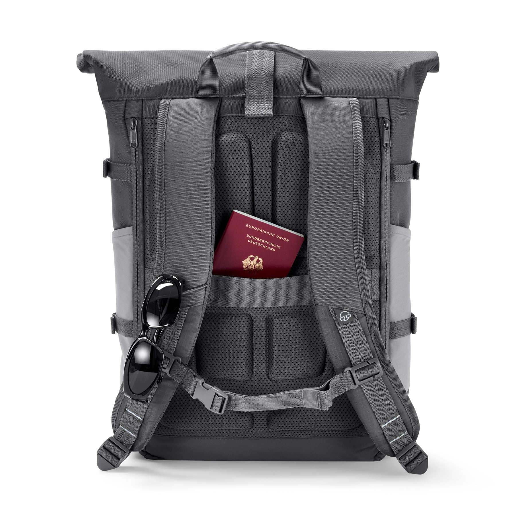 Rückseite des grauen Rolltop Rucksacks Allen Large Move mit gepolstertem Rücken, Brustgurt, verstecktem Reisepassfach und an Schulterriemen befestigten Sonnenbrillen