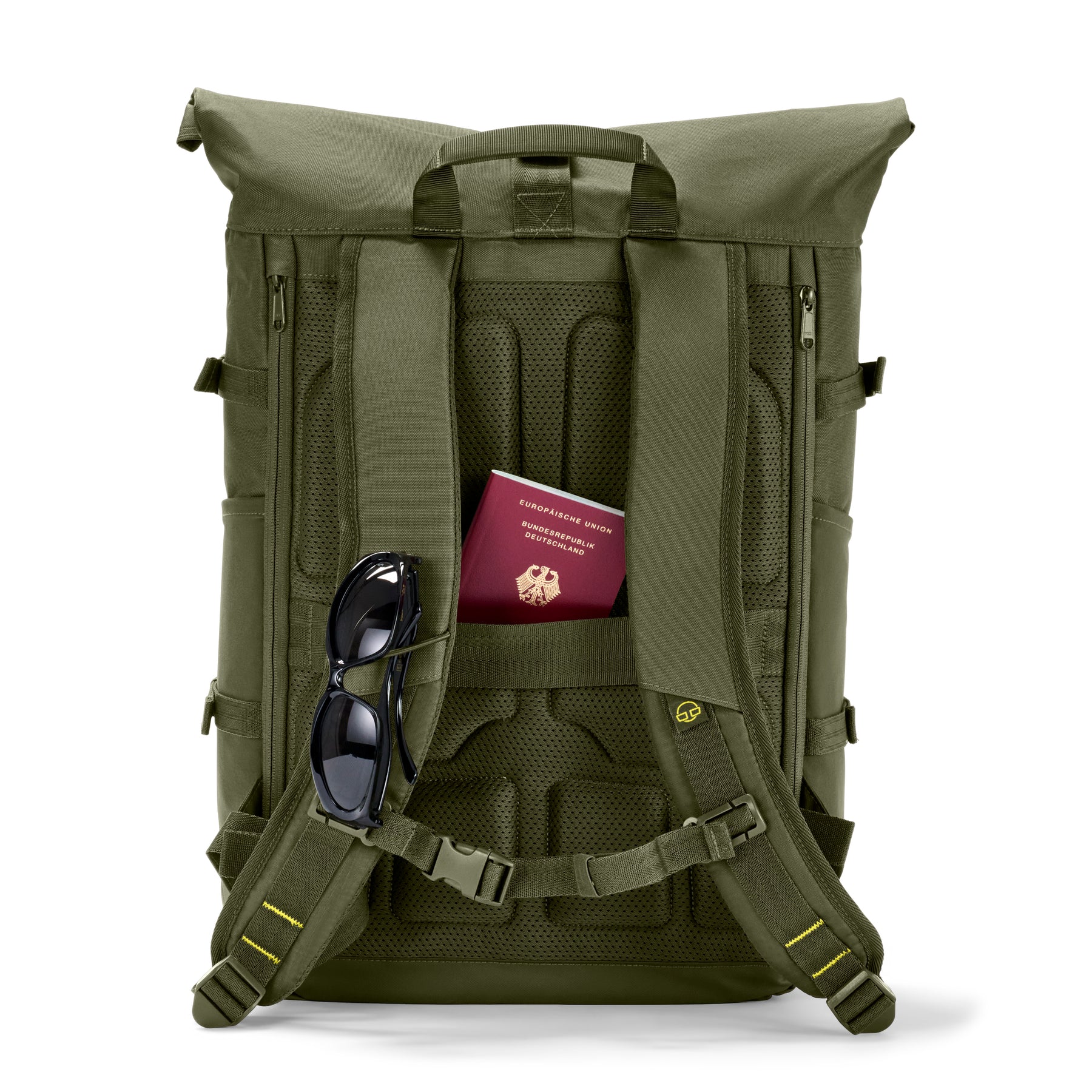 Olivefarbener Rolltop-Rucksack 'Allen Large Move' mit gepolstertem Rücken, Sonnenbrille und deutschem Reisepass im Fach