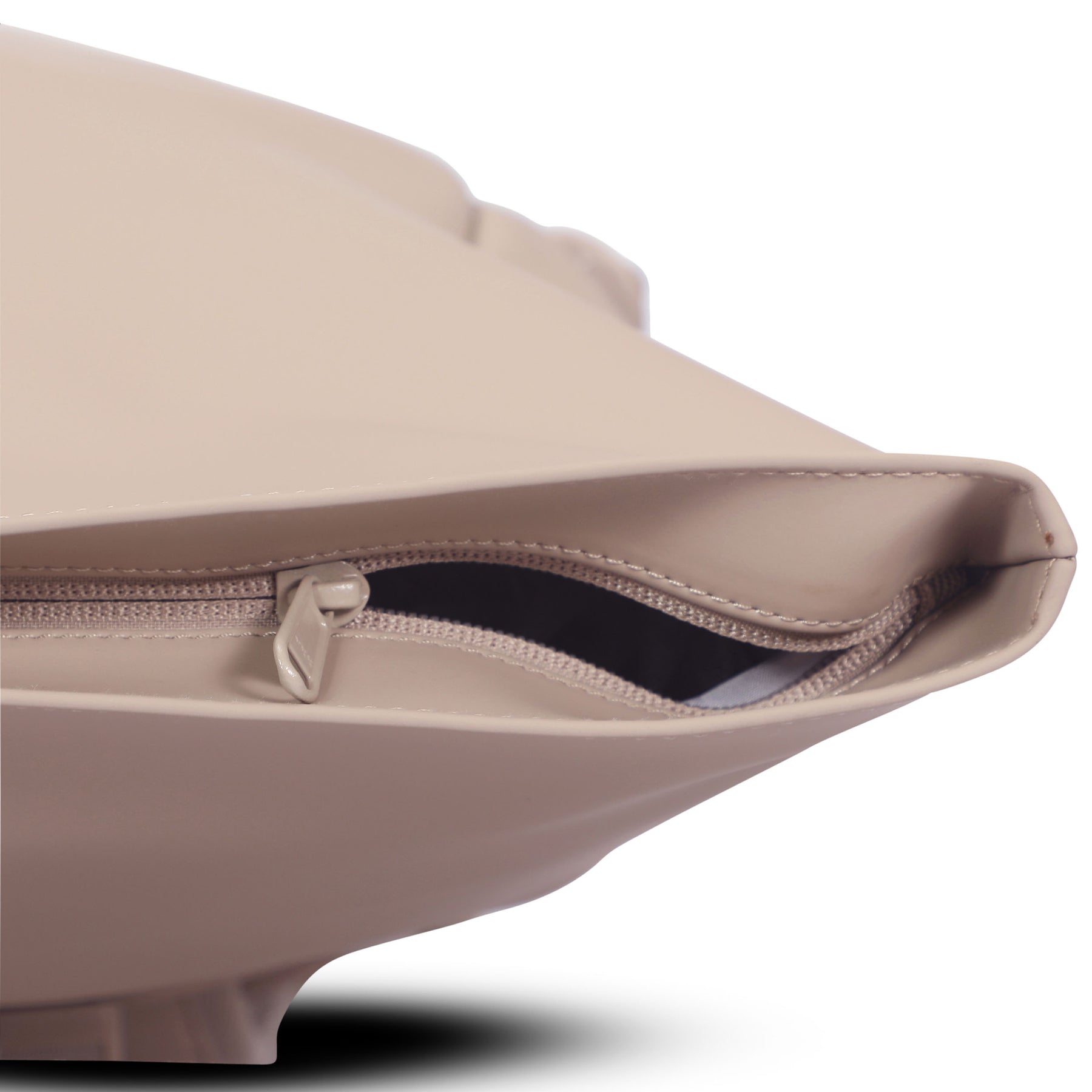 Reißverschluss des beigen Rolltop Rucksackes 'Harvey Large' von Johnny Urban in Nahaufnahme