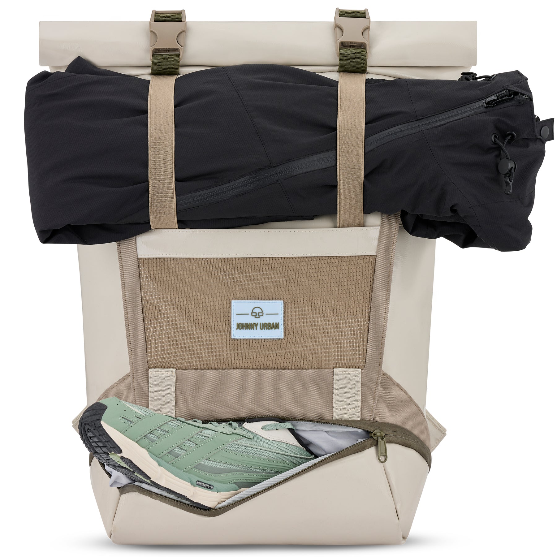 Rolltop-Rucksack 'Ashton' in Beige mit extra Schuhfach, grün-weißer Sneaker sichtbar, schwarze Kleidung oben befestigt