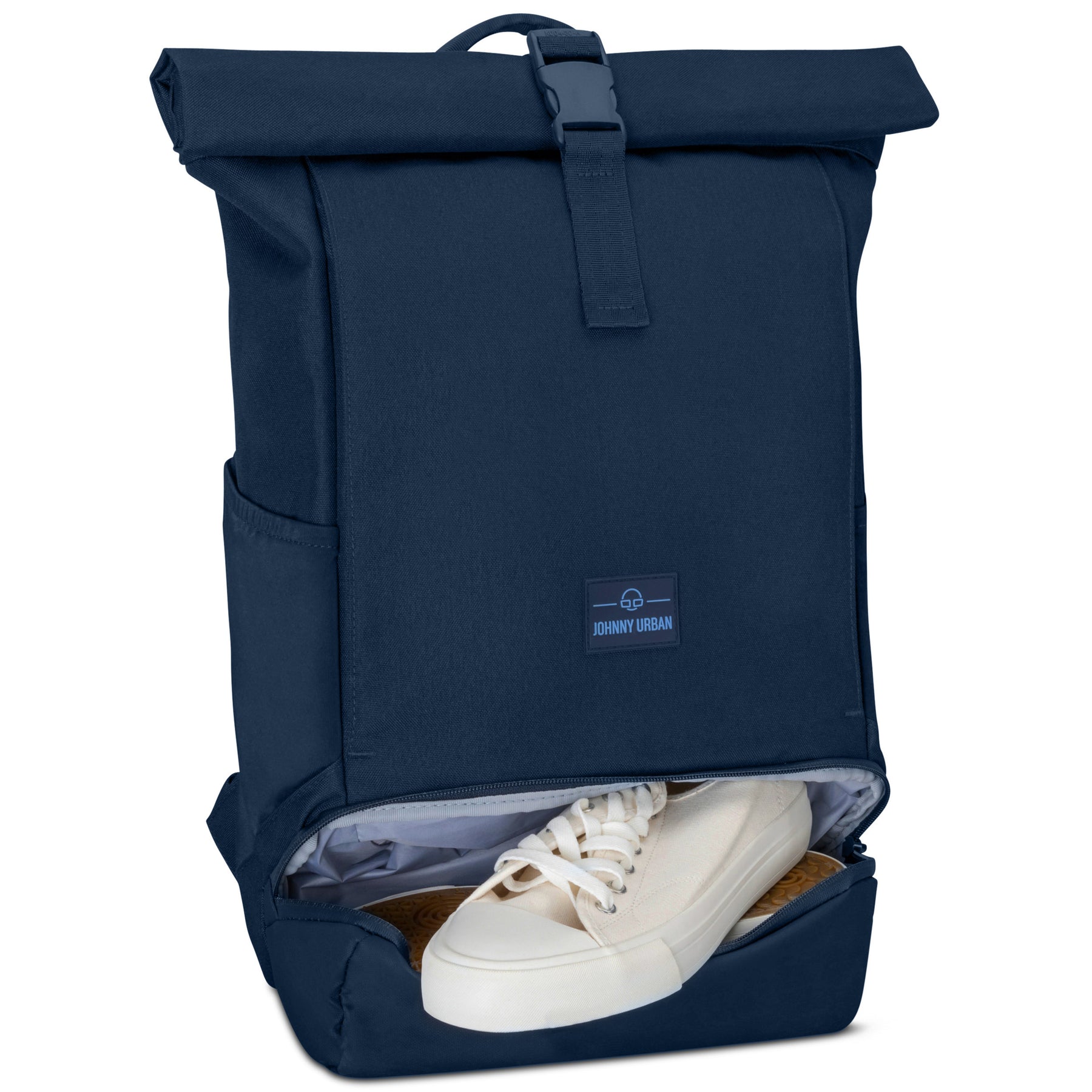 Blauer Johnny Urban Rolltop Rucksack 'Allen Medium' mit Schuhfach, darin ein Paar weiße Sneakers
