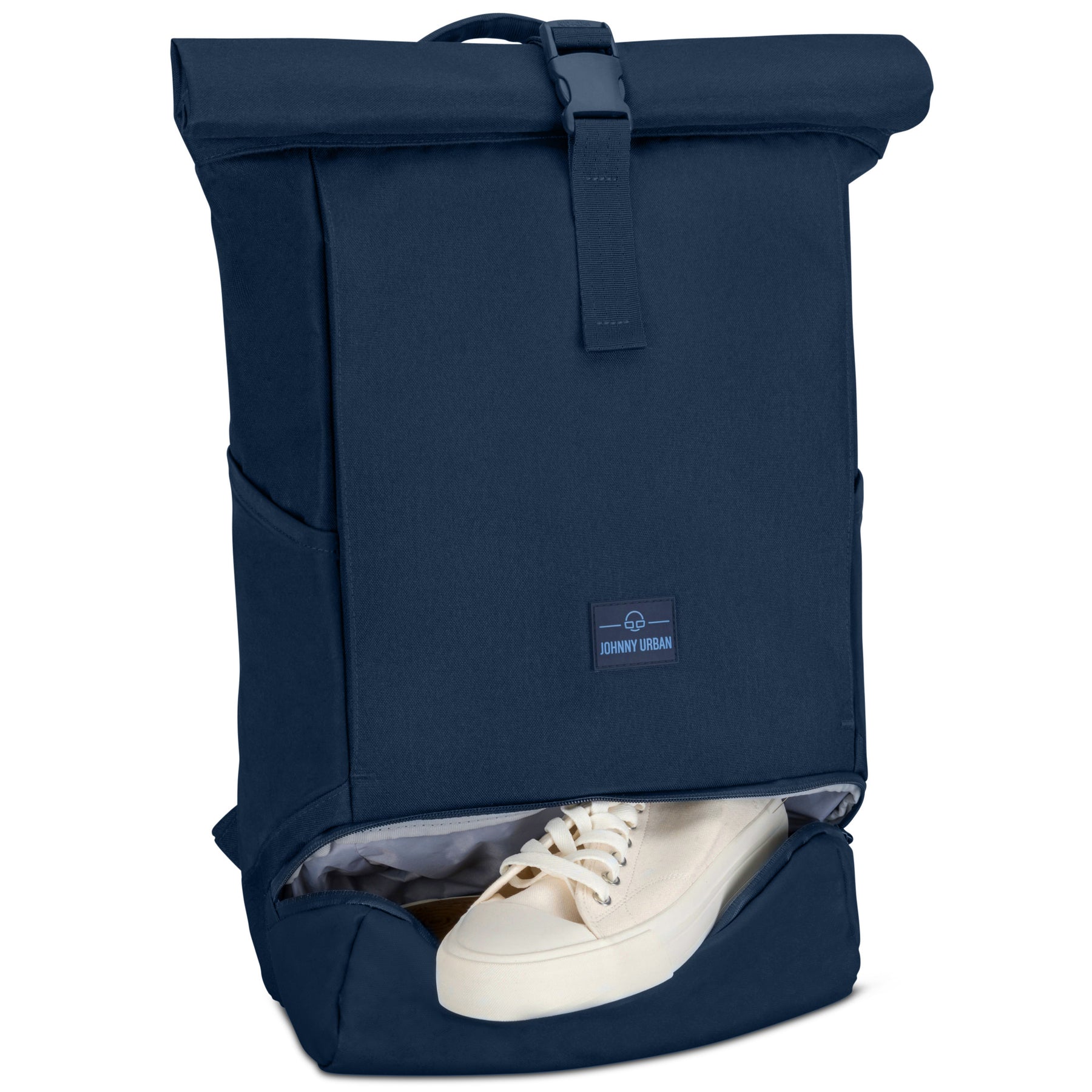 Blauer Rolltop Rucksack 'Allen Large' von Johnny Urban mit Schuhfach, darin weiße Sneaker